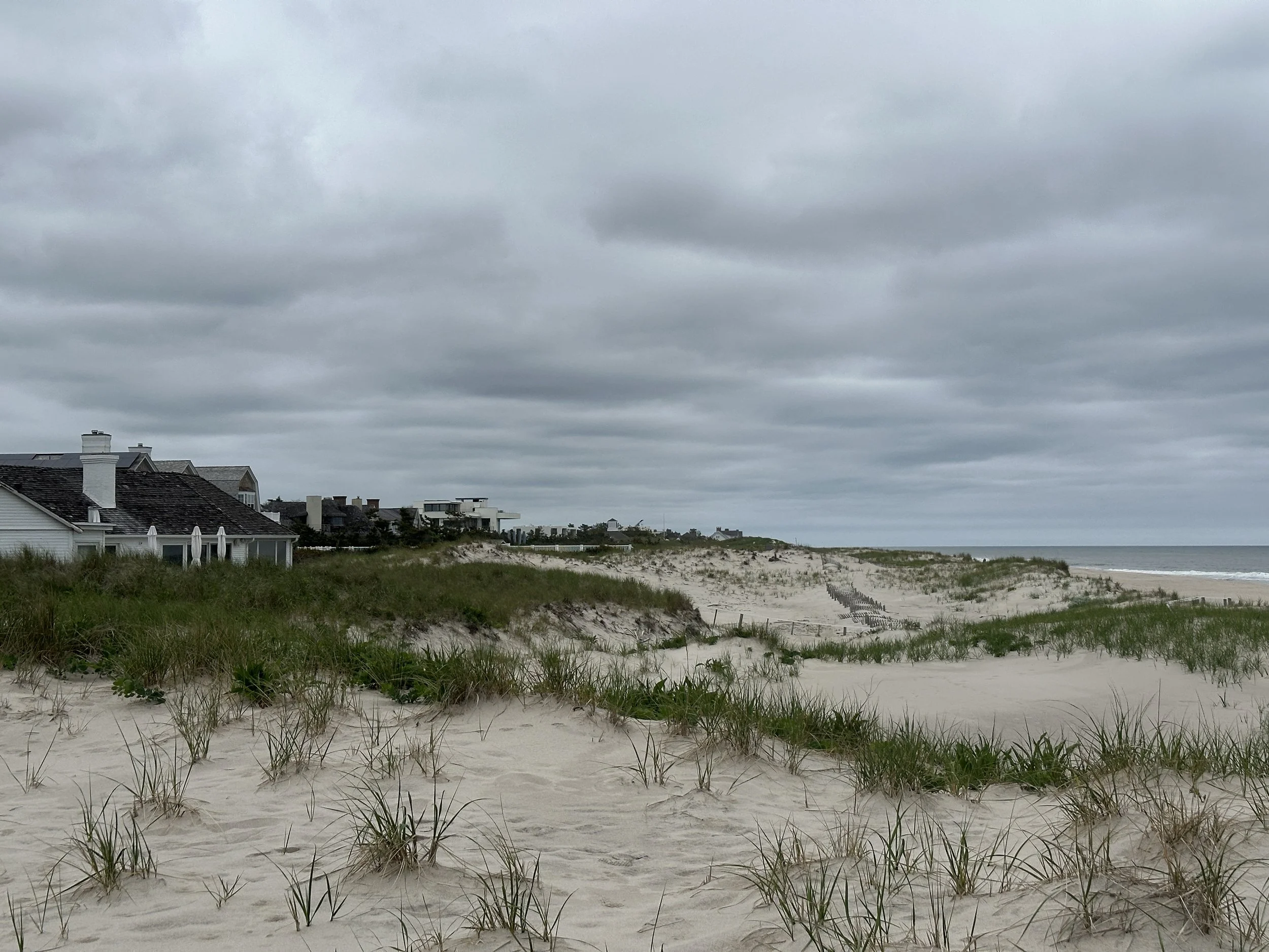 The beach in the Hamptons stretches wide and open along the Atlantic coast.
Soft sand, rolling waves, and endless horizons create a sense of space and calm.
It’s a place where nature feels quiet, minimal, and deeply grounding.