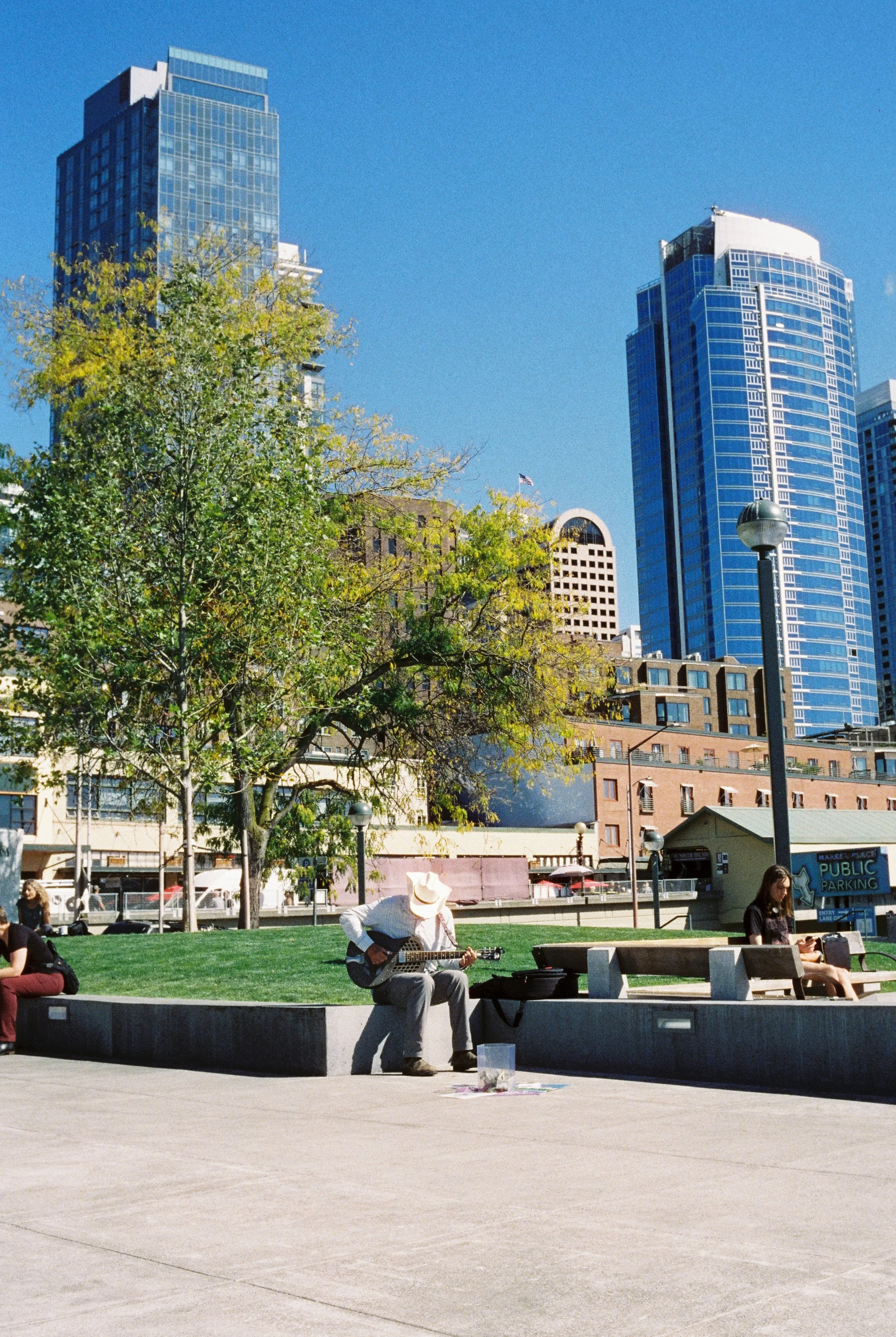 It’s this mix of everyday life and spontaneous energy that gives Seattle its unmistakable urban character.