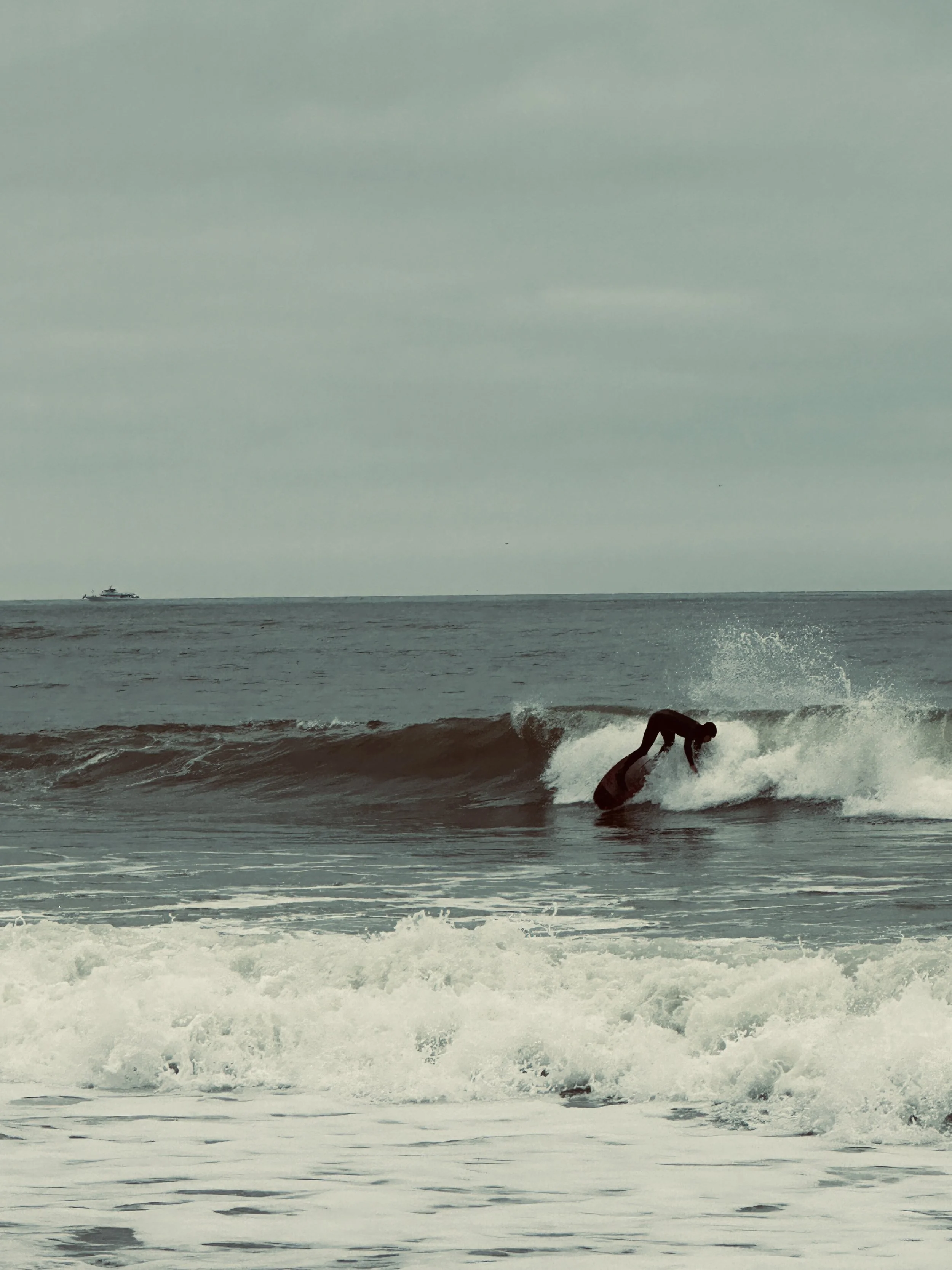 A surfer riding the waves in the Hamptons captures a quieter, more natural side of the coastline.
Against the vast ocean, movement and focus come together in a single moment.
It’s a scene of freedom, rhythm, and connection between human and sea.