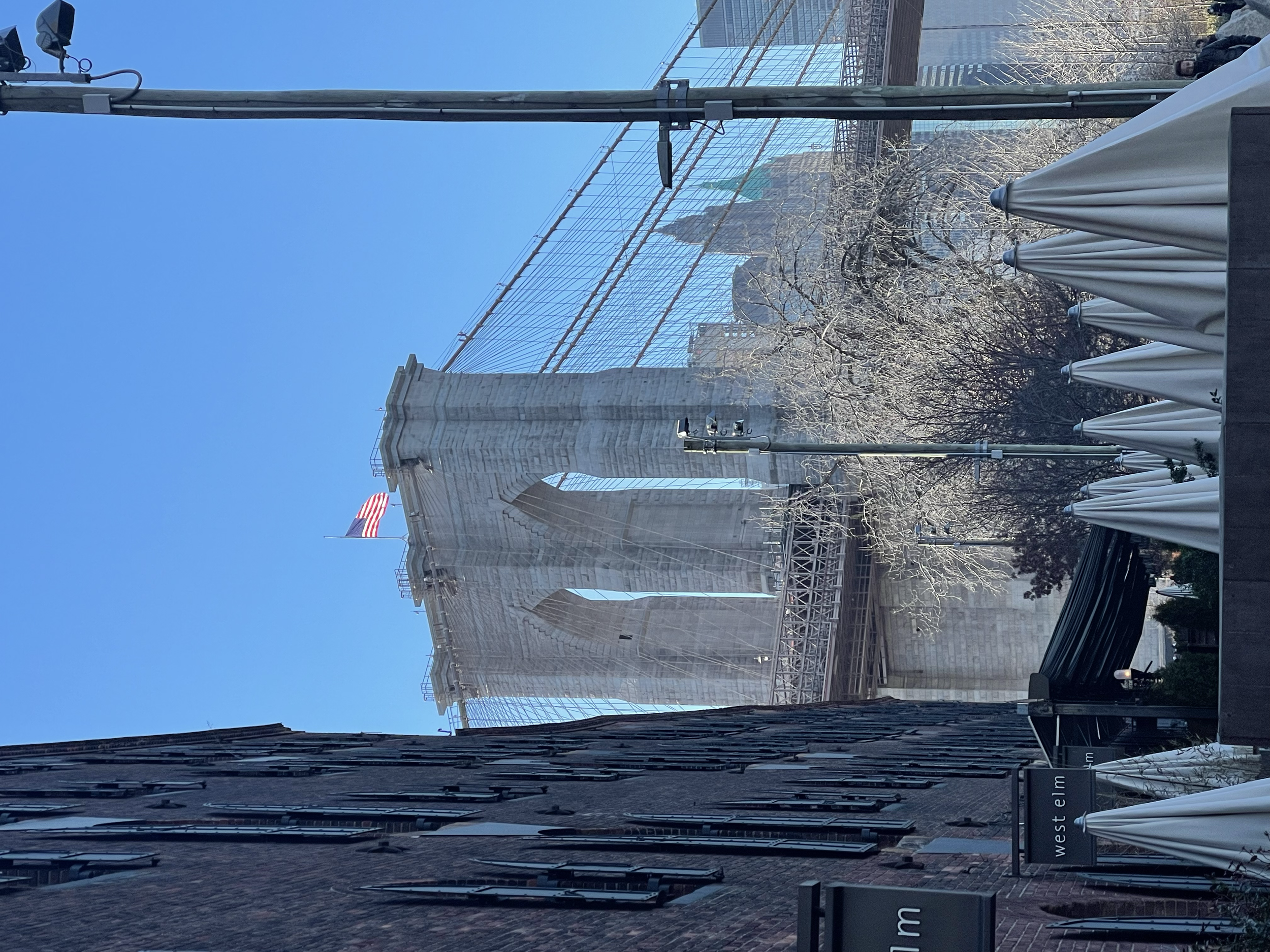 The Brooklyn Bridge connects Manhattan and Brooklyn with timeless elegance.
Its steel cables and stone towers create a powerful rhythm above the East River.
Walking across the bridge feels like moving through history, with the city unfolding on both 