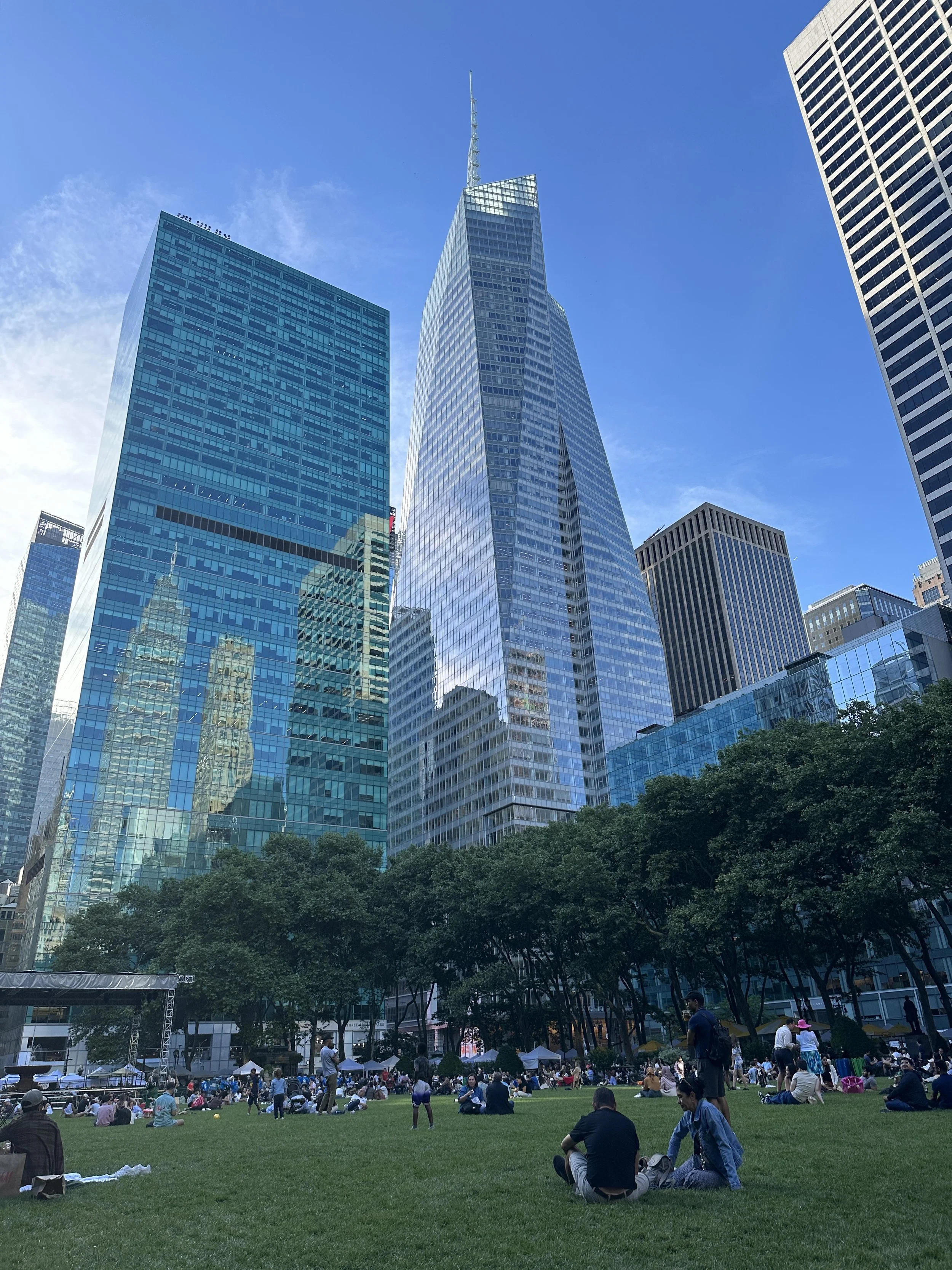 Bryant Park is a green refuge in the heart of Manhattan.
Surrounded by skyscrapers, it offers moments of calm, everyday life, and quiet contrast to the city’s constant motion.
It’s a place where New York slows down, if only for a moment.