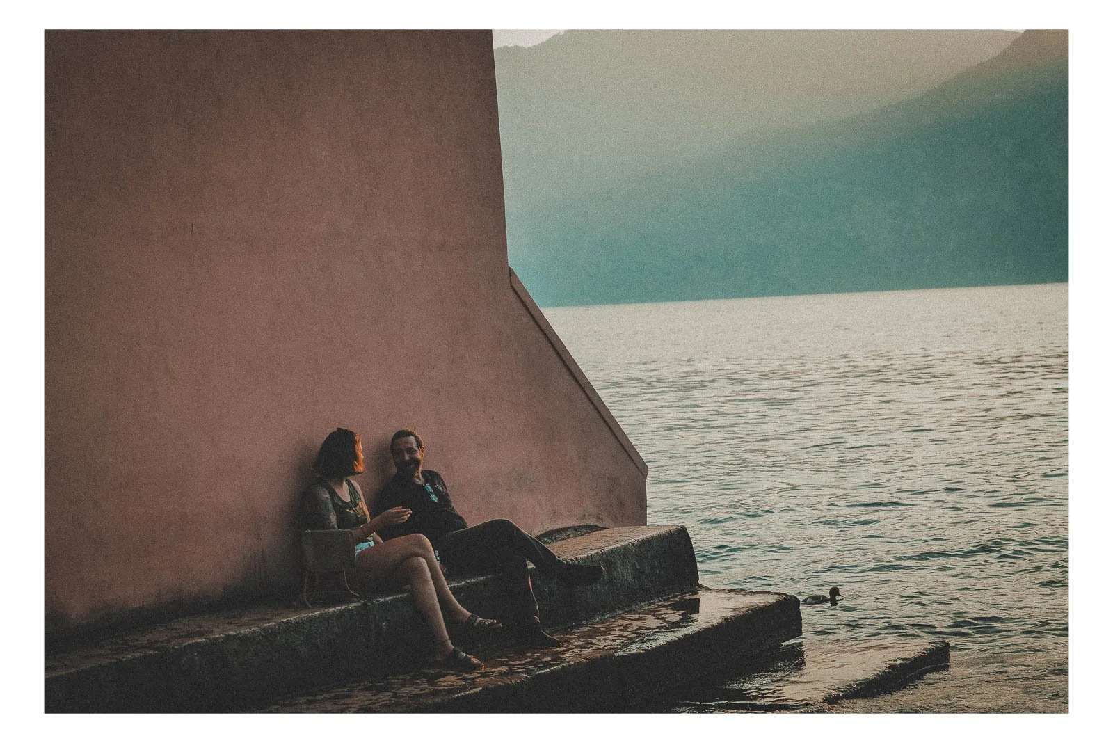 A couple by Lake Garda shares a quiet moment between water and mountains.
Soft light, gentle reflections, and open space create an intimate atmosphere.
It’s a scene of closeness, calm, and timeless beauty.