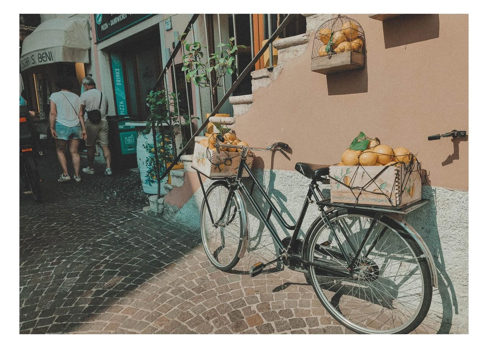A bicycle decorated with lemons captures the essence of Mediterranean summer.
Bright colors, simple details, and a sense of slow living define the scene.
It’s a small moment that feels fresh, joyful, and timeless.