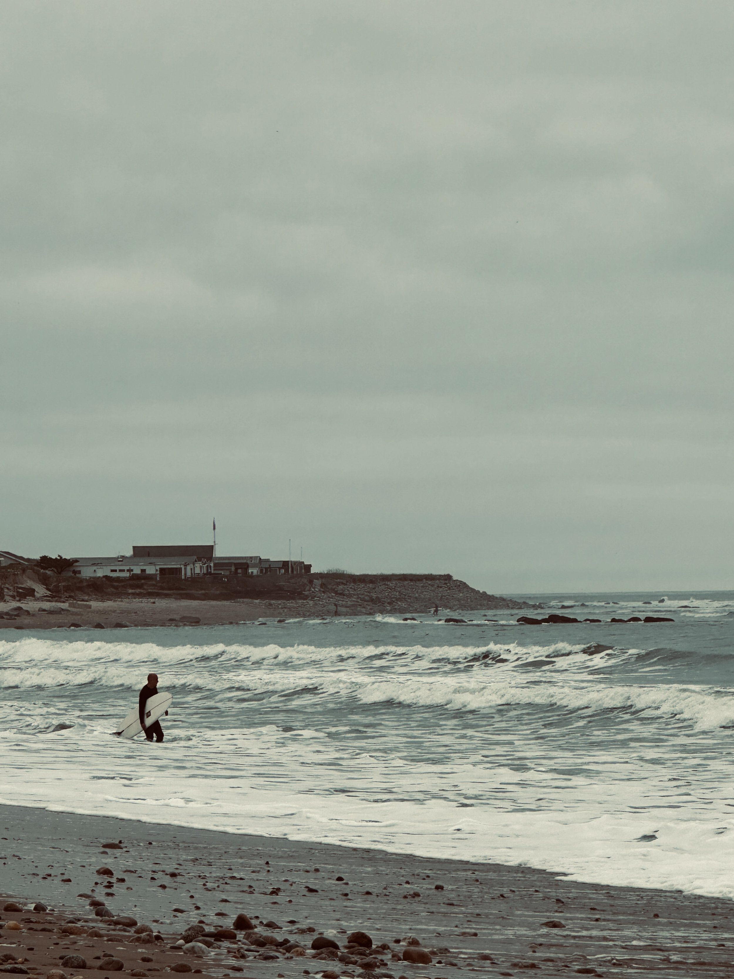 The sea in the Hamptons feels wide, calm, and endlessly open.
Soft waves, changing light, and long horizons define the atmosphere along the coast.
It’s a place where space and silence become part of the experience.
