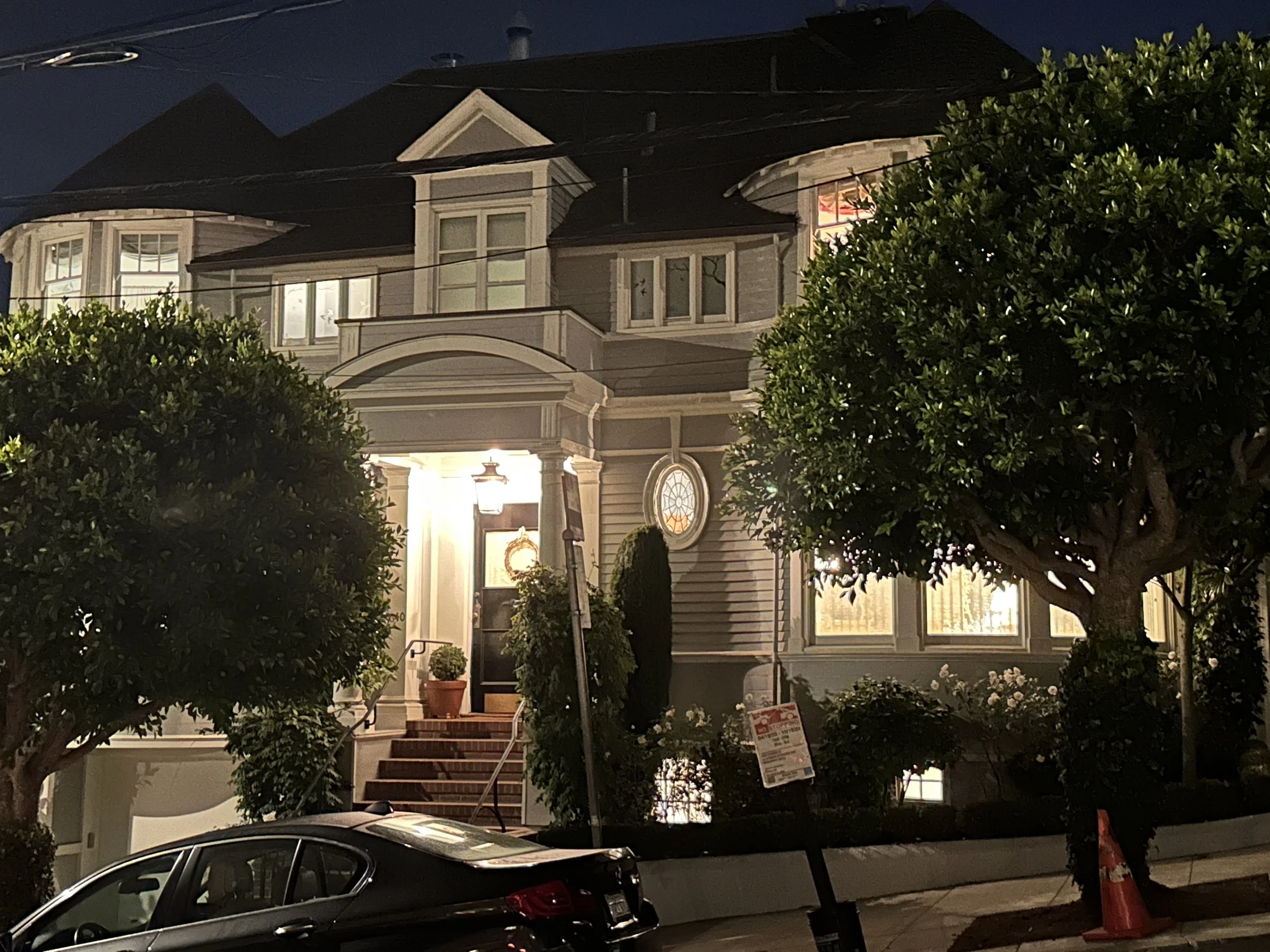The Mrs. Doubtfire House is a beloved pop-culture landmark in San Francisco.
Known from the classic film, it blends cinematic history with the city’s elegant Victorian architecture.
Standing quietly on a residential street, it feels familiar, nostalg