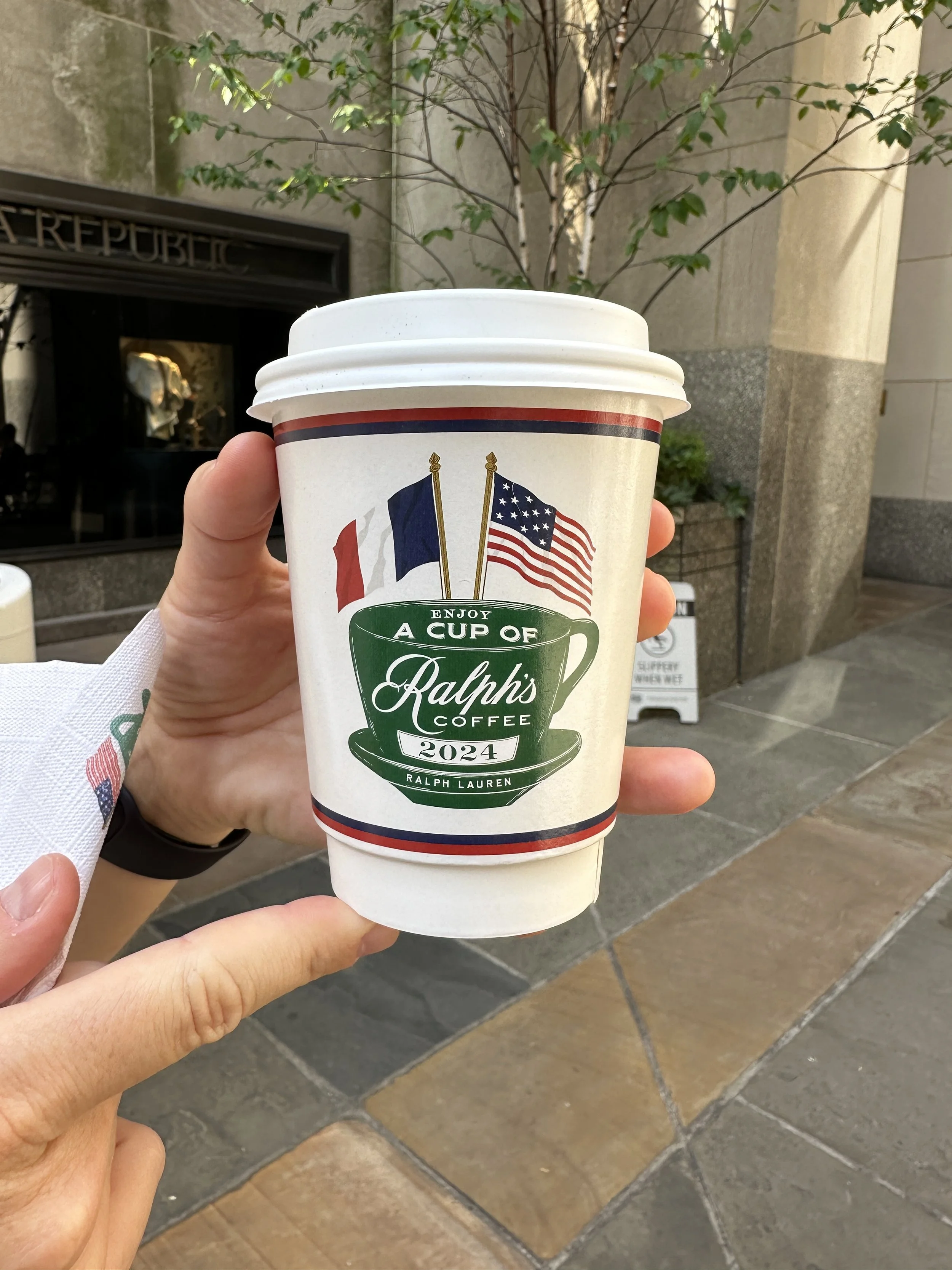 Ralph’s Coffee blends classic American elegance with everyday city life.
Set within the world of Ralph Lauren, it feels timeless, calm, and carefully curated.
It’s a place where design, atmosphere, and a quiet moment in the city come together.