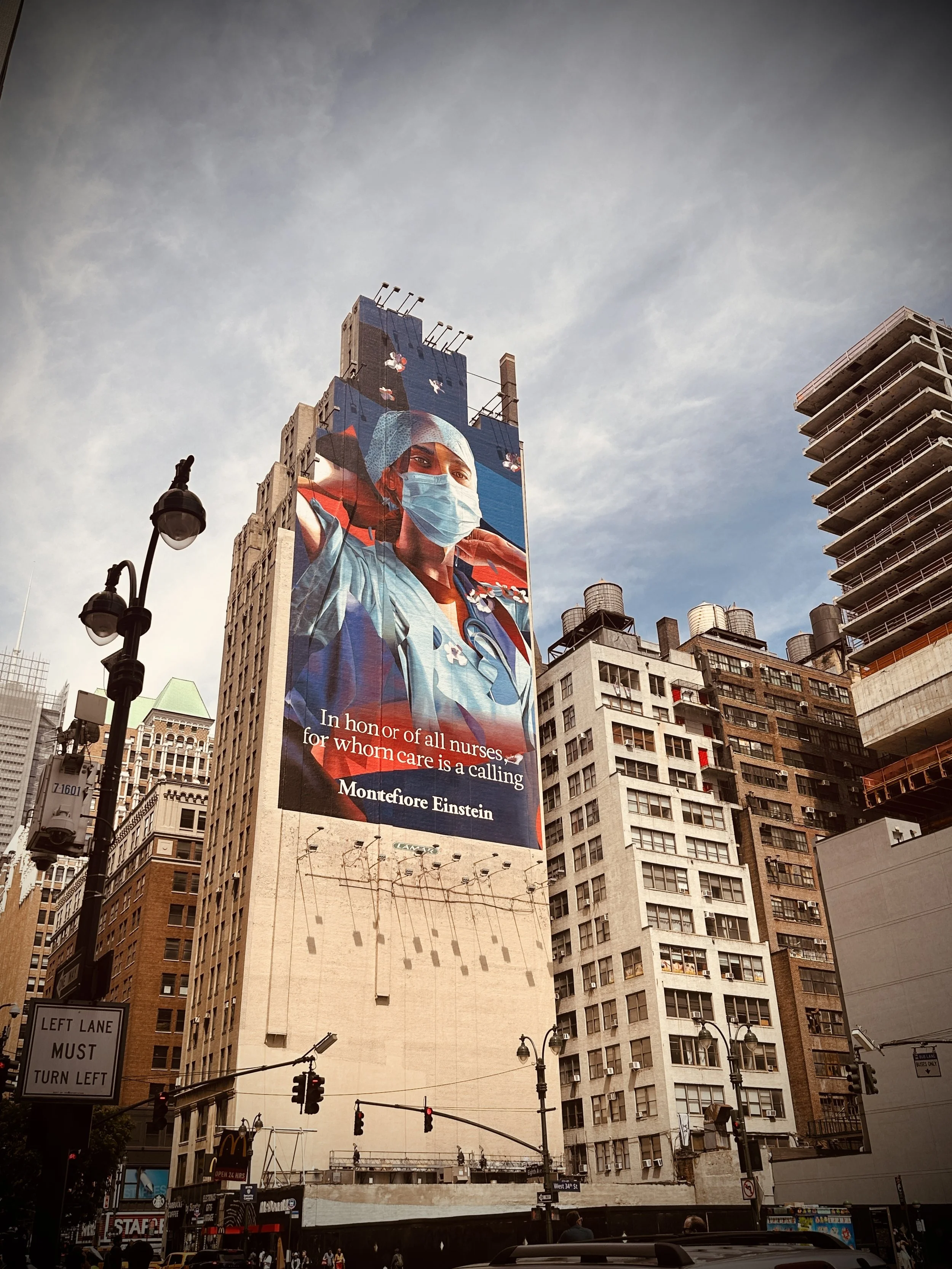 Wall art in New York City is raw, expressive, and constantly evolving.
Murals and graffiti turn brick walls into open-air galleries, reflecting culture, protest, identity, and everyday life.
Walking through the city, street art becomes a visual dialo