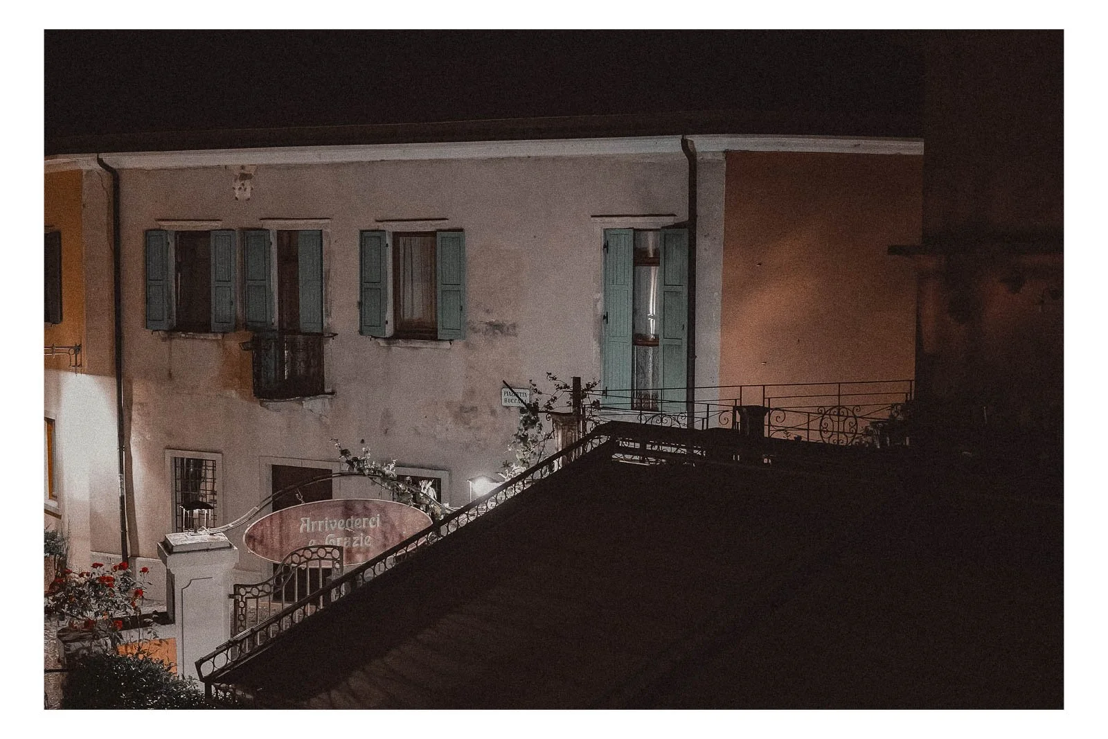 A night scene reveals the quiet side of the moment.
Light, shadow, and stillness shape the atmosphere after dark.
It’s a capture of calm, depth, and subtle emotion.