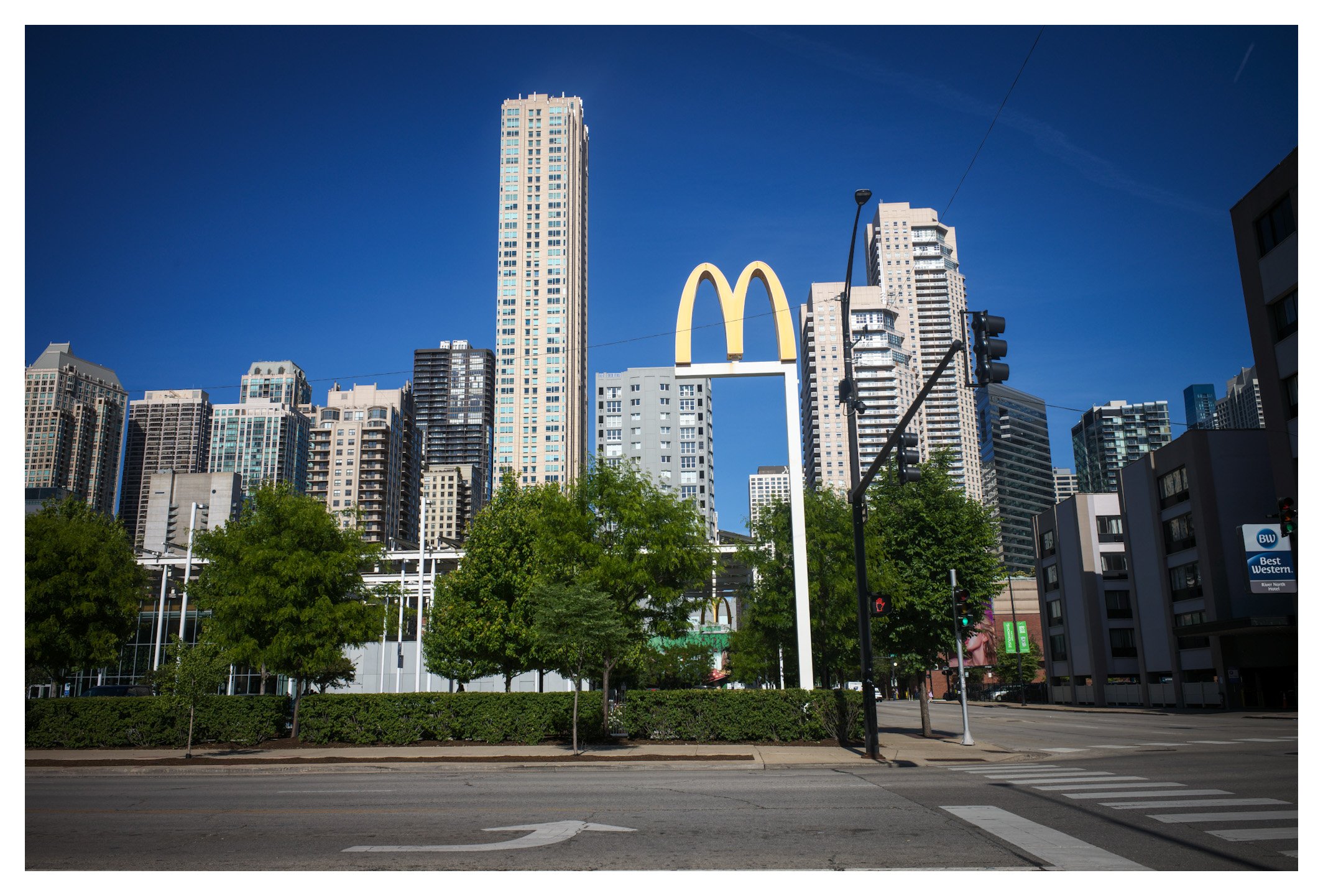 The famous McDonald's headquarters in Chicago blends a global symbol with the city's modern skyline. A striking example of architecture, business, and urban design.
