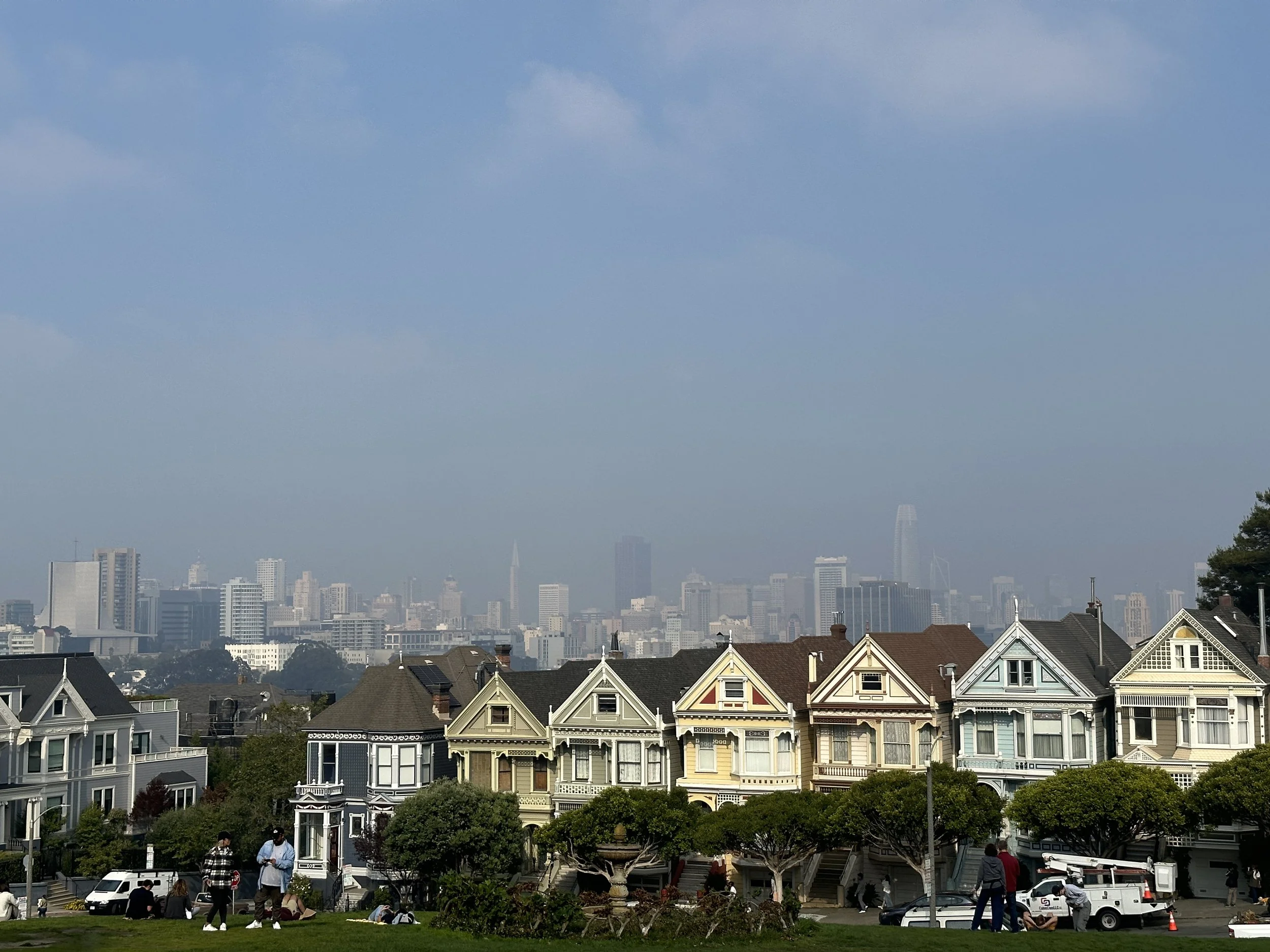 The Painted Ladies stand as one of San Francisco’s most photographed scenes.
Their colorful Victorian façades contrast beautifully with the modern skyline behind them.
They capture the city’s unique blend of history, charm, and urban life.