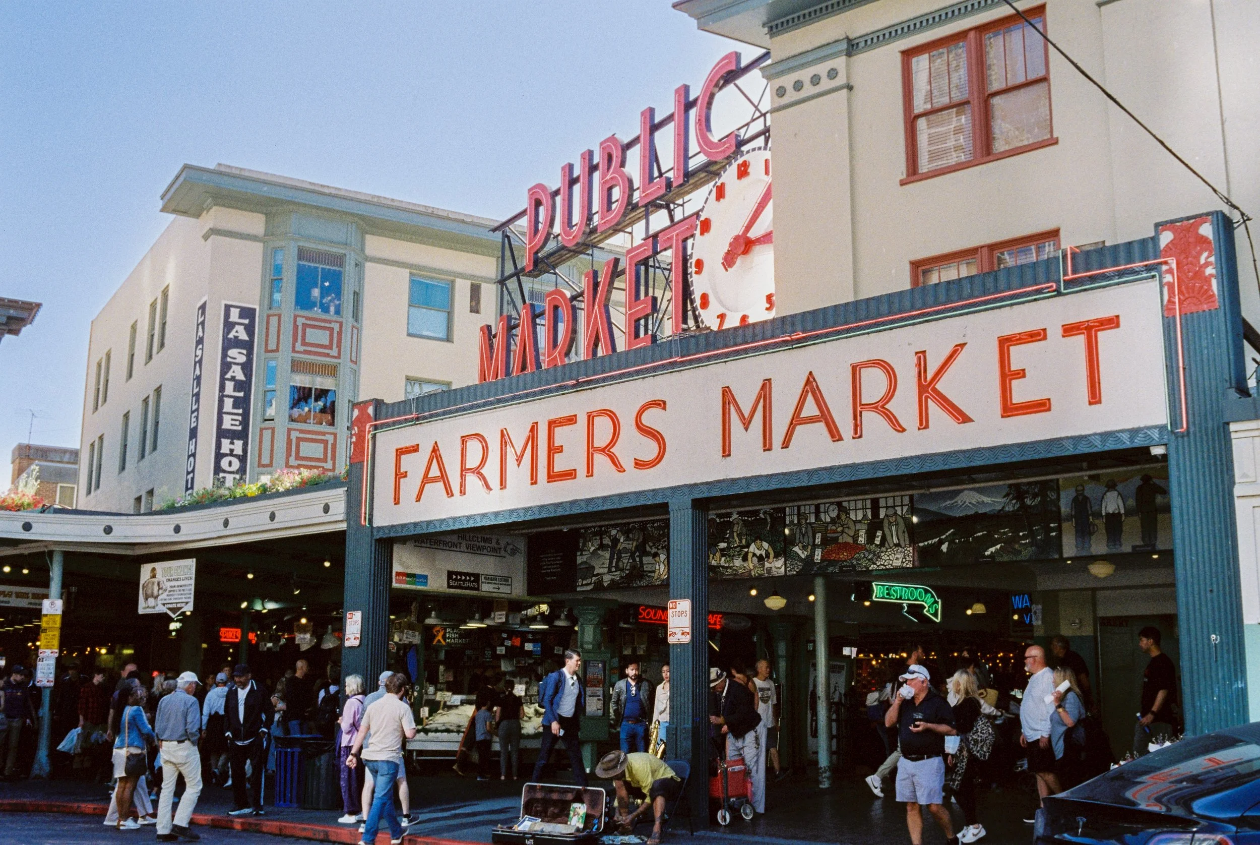 The Pike Place Market is the historic heart of Seattle’s daily life.
Lively, authentic, and full of character, it blends local culture, food, and tradition in one place.