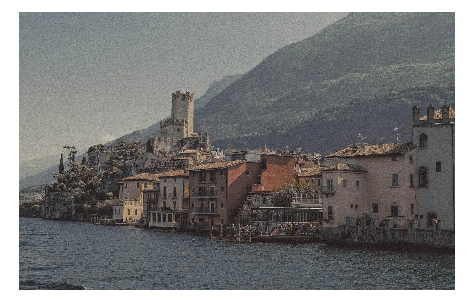 Malcesine sits quietly on the eastern shore of Lake Garda, framed by mountains and water.
Narrow streets, stone walls, and the medieval castle shape its timeless character.
Malcesine feels calm and authentic—a place where landscape, history, and ever