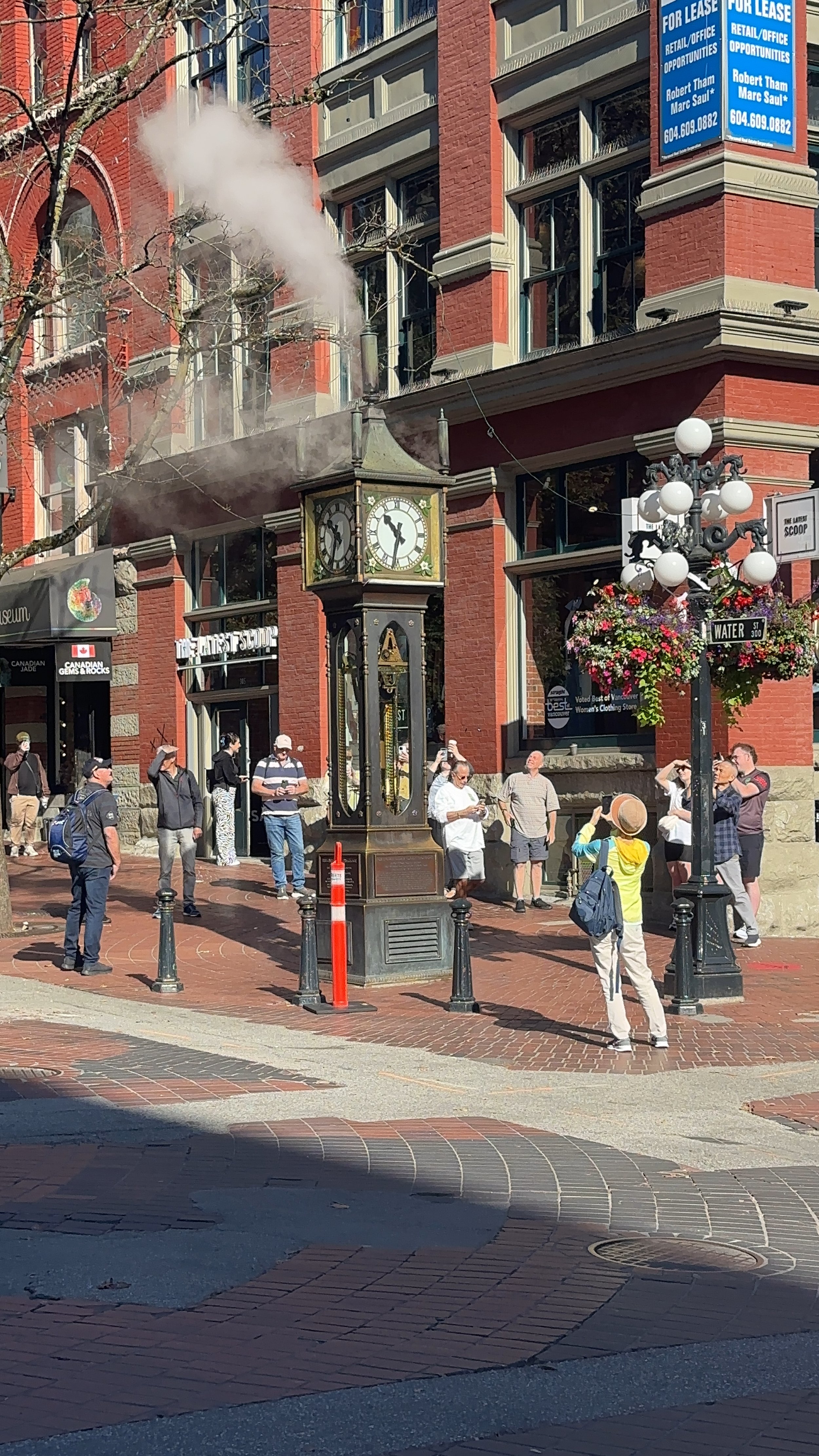 The Gastown Steam Clock is one of Vancouver’s most distinctive street icons.
Powered by steam, it releases rhythmic whistles that echo through the historic streets of Gastown.
A small landmark with big character, blending industrial history with ever