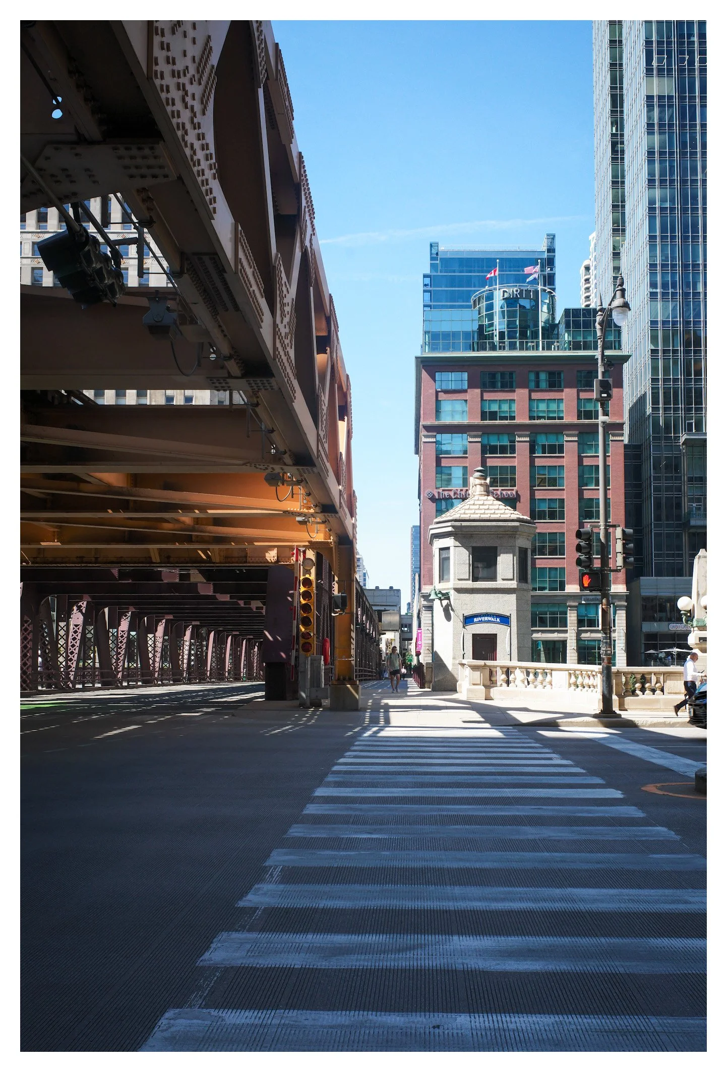 The famous steel bridges crossing the Chicago River are among the city's defining landmarks. A timeless view where history and modern architecture meet.