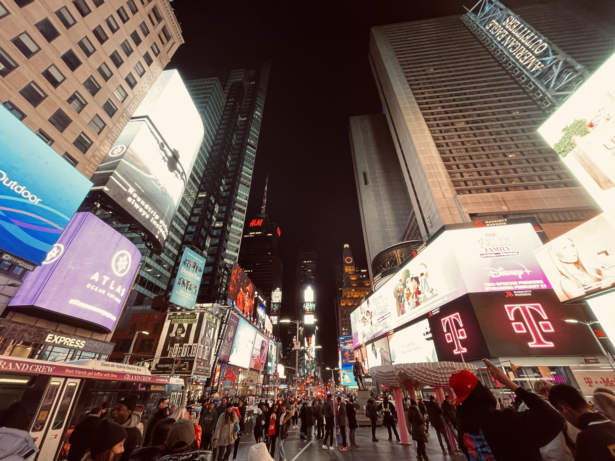 The Times Square is the beating heart of New York City.
Neon lights, towering screens, and constant movement create an atmosphere that never truly rests.
It’s a place of pure energy, where the city feels loud, alive, and endlessly dynamic.