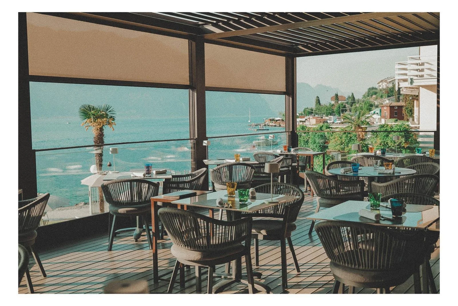 A restaurant overlooking Lake Garda combines atmosphere and enjoyment effortlessly.
As the light reflects on the water, every meal becomes a quiet, scenic moment.
It’s a place where taste, view, and time come together naturally.