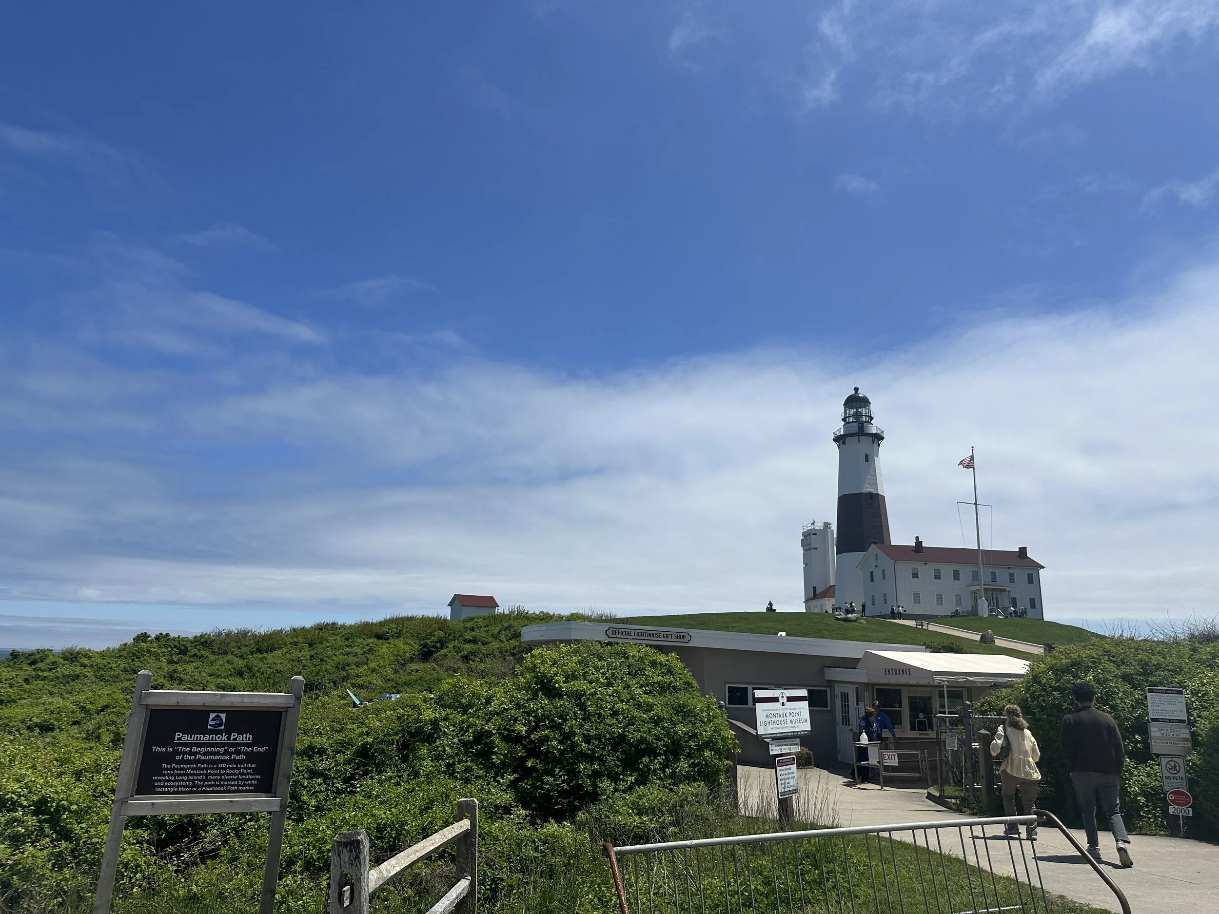 The Montauk Point Lighthouse stands at the eastern edge of Long Island, facing the open Atlantic.
Its strong silhouette and endless ocean views create a feeling of distance and freedom.
It’s a place where land ends, horizons open, and the coast shows