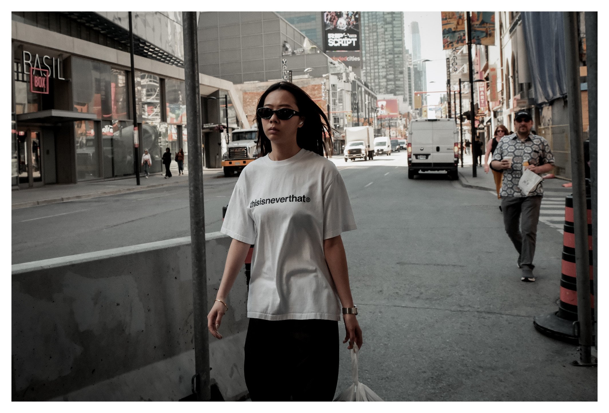 Street photography is about timing. Amid the noise of the city, one glance, one stride, and one frame are enough to capture the rhythm of urban life.