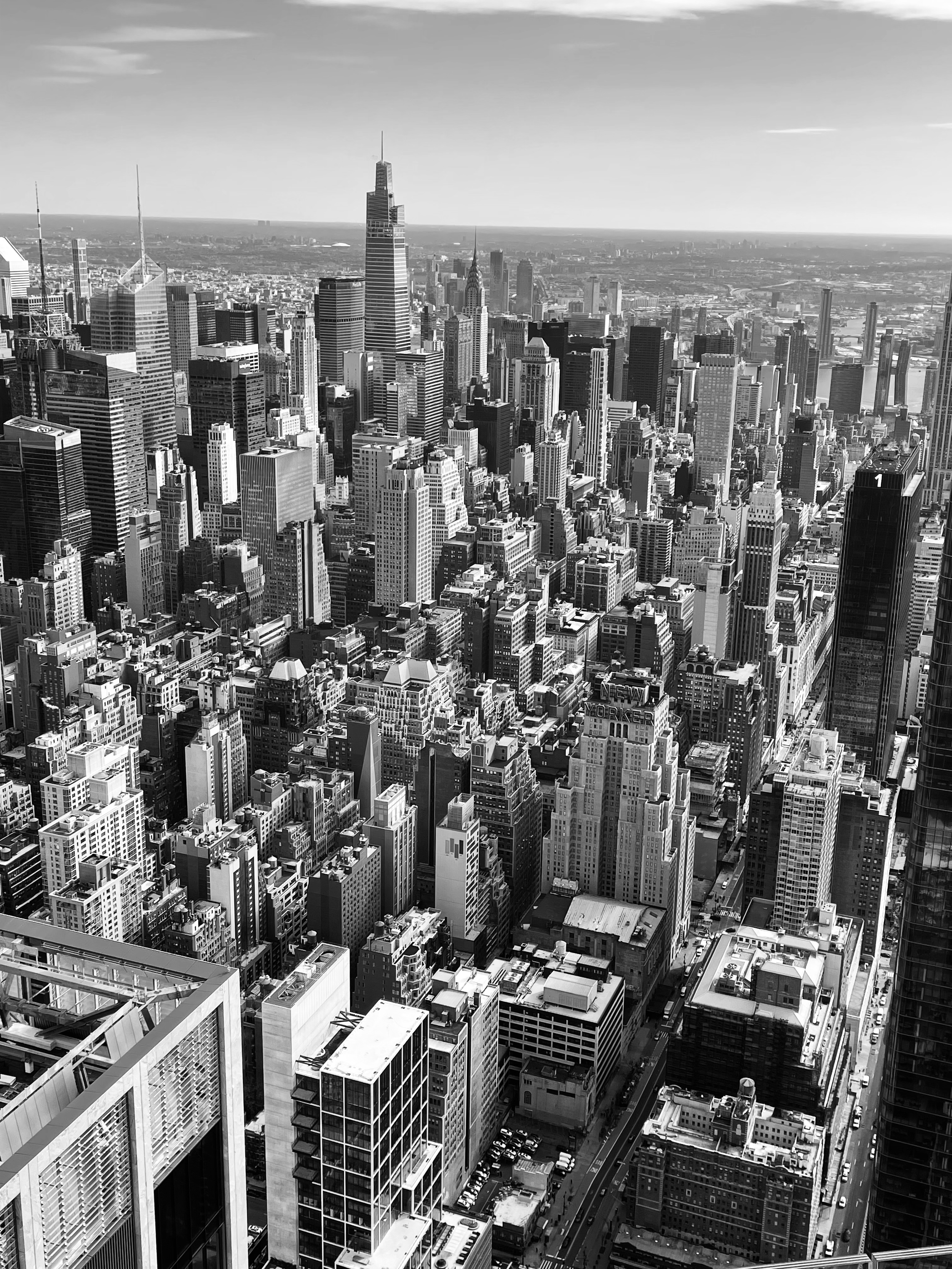 The view from Edge at Hudson Yards reveals New York from a bold, contemporary perspective.
Suspended high above the city, glass floors and sharp lines create a feeling of openness and intensity.
From here, the skyline feels endless—powerful, geometri