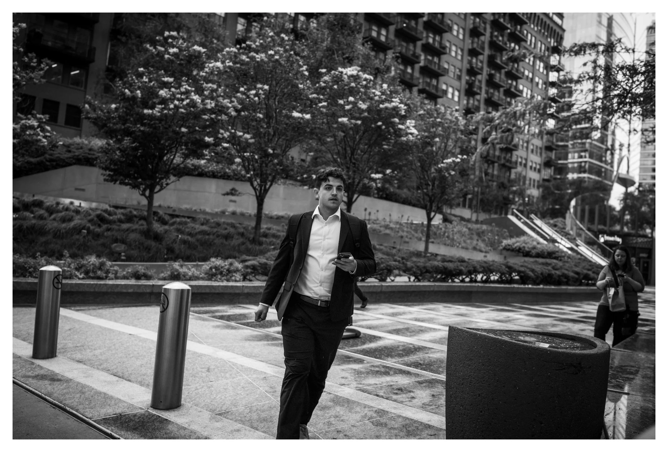 Between modern architecture and tree-lined streets, everyday life unfolds one step at a time. A timeless moment captured in the heart of Chicago.