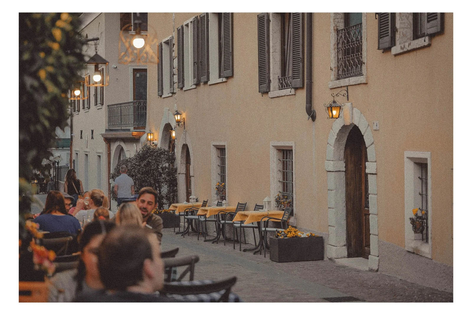Sitting down for dinner in the evening, the day slowly comes to rest.
Warm light, shared food, and quiet conversation create a relaxed atmosphere.
It’s a moment of togetherness, comfort, and simple enjoyment.