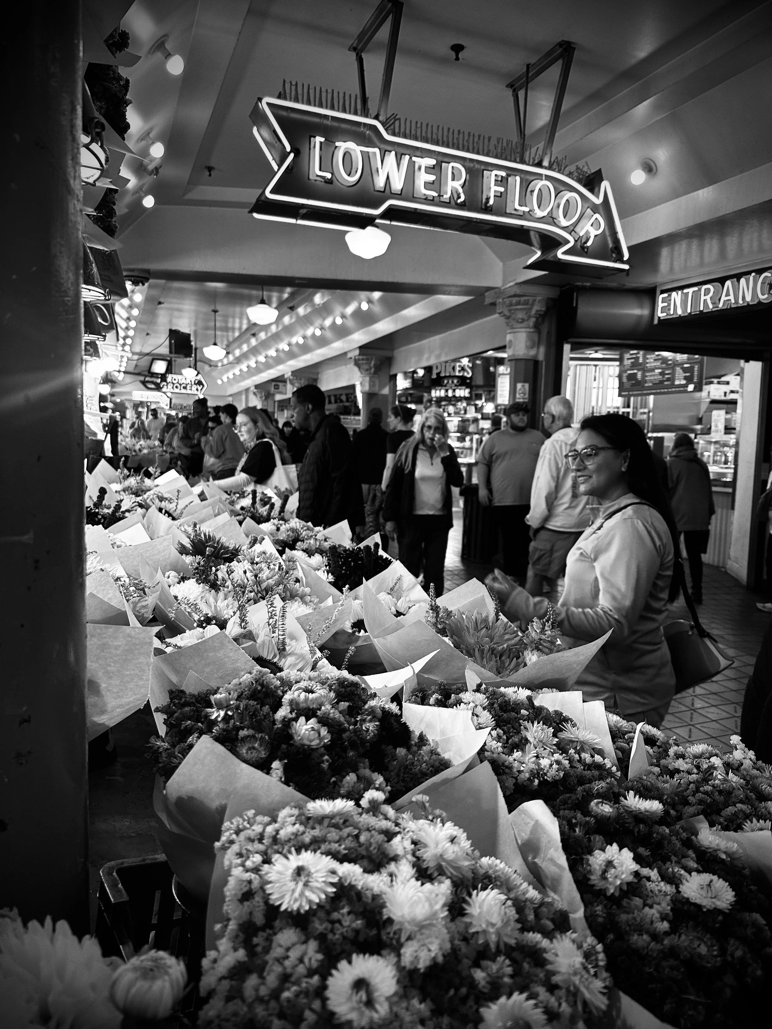 Life inside the Pike Place Market unfolds with constant movement and character.
Vendors calling out, fresh produce changing hands, and the rhythm of everyday conversations create a vibrant, authentic atmosphere.