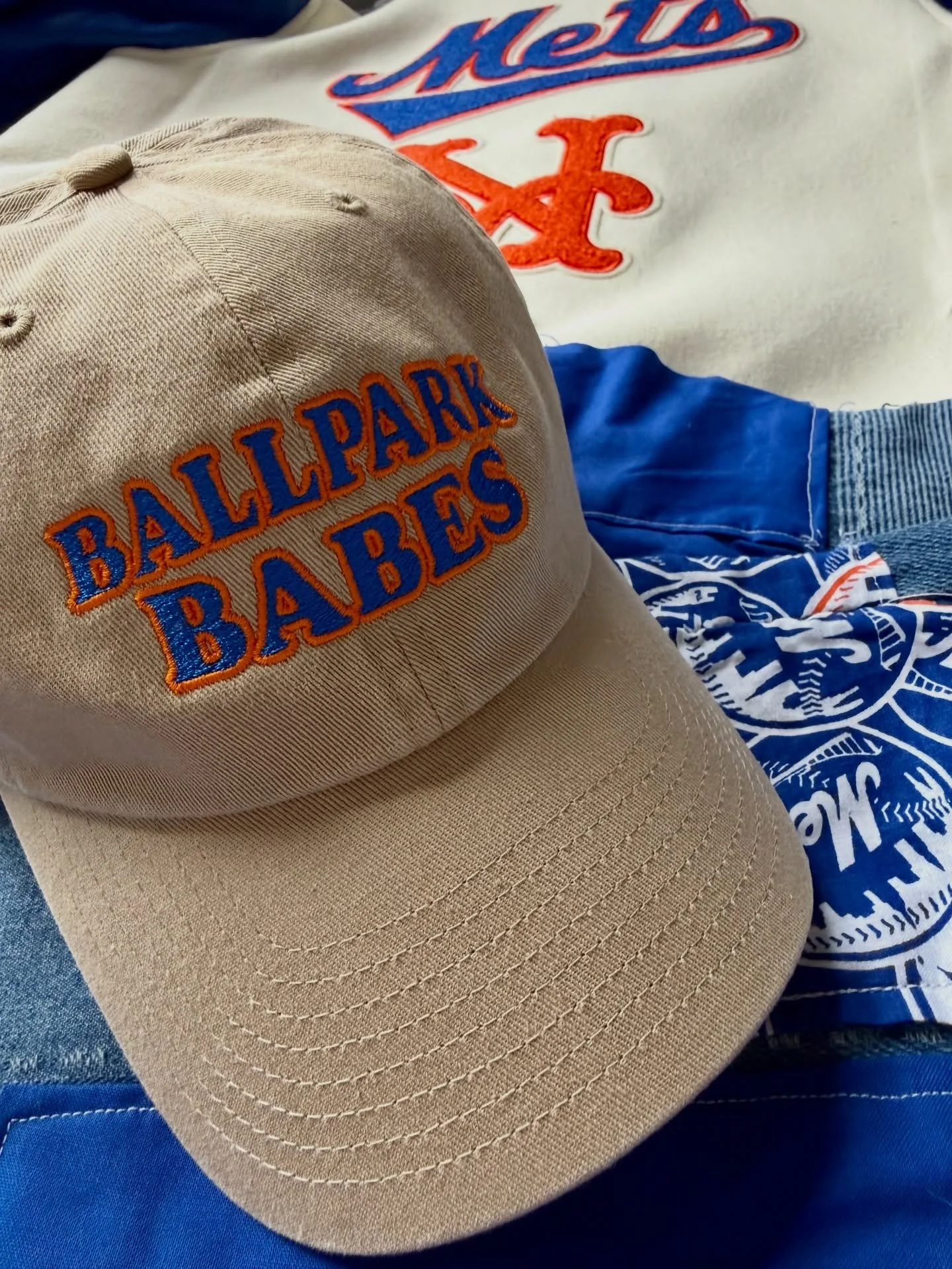 24 hours until the website launch and these hats and much more go live! So excited to finally share the site with you and welcome some new babes into the chat! 🥹

Website goes live tomorrow at noon 💙🧡

#metsfan #LGM #WomenWhoWatchBaseball #metsgir