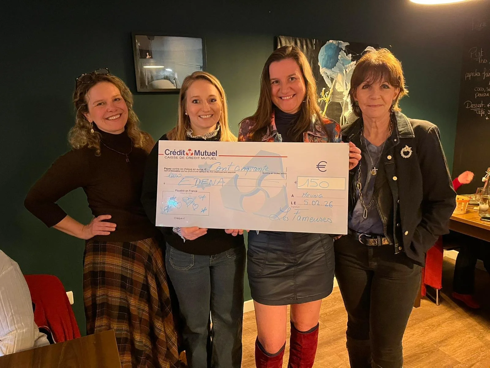 L’association les Fameuses ont remis un chèque à Edena pour soutenir nos actions