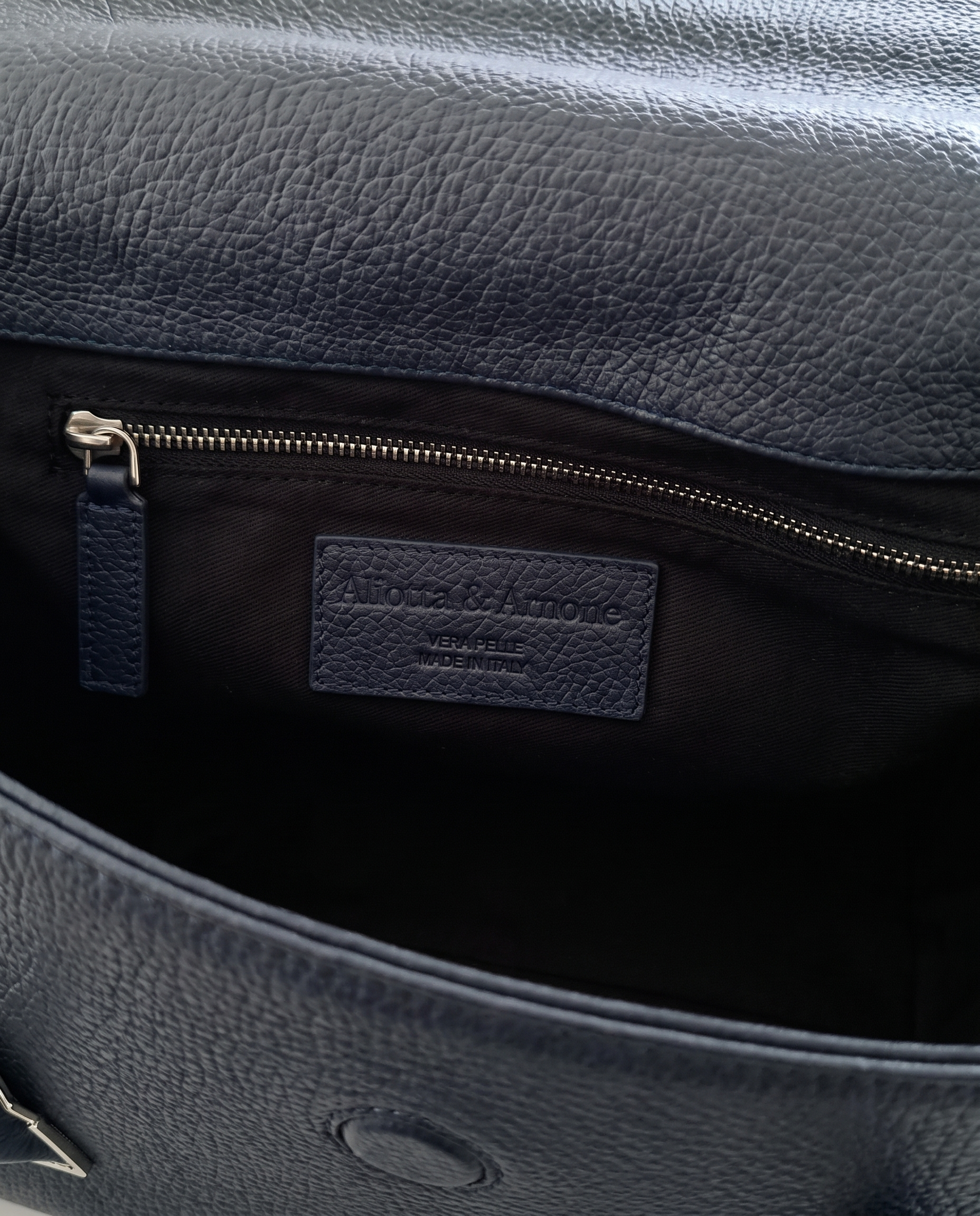 blue bag backside_MODELIA_SS_1_20260711_536422.png