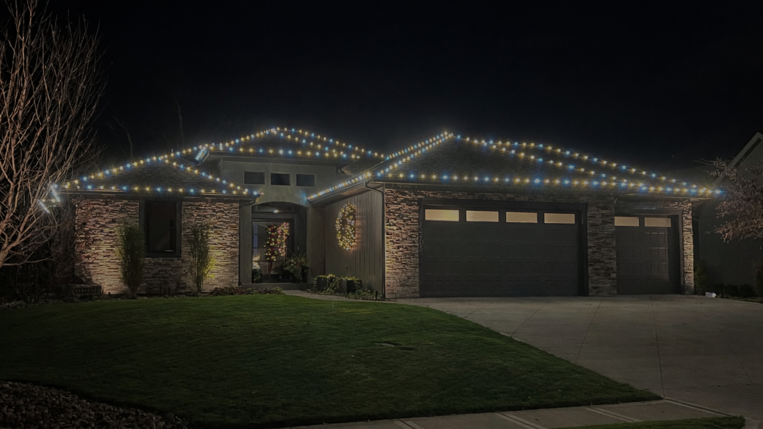 Ranch House with a mix of Pure White and Warm White custom Christmas Lights by Plaza Lights