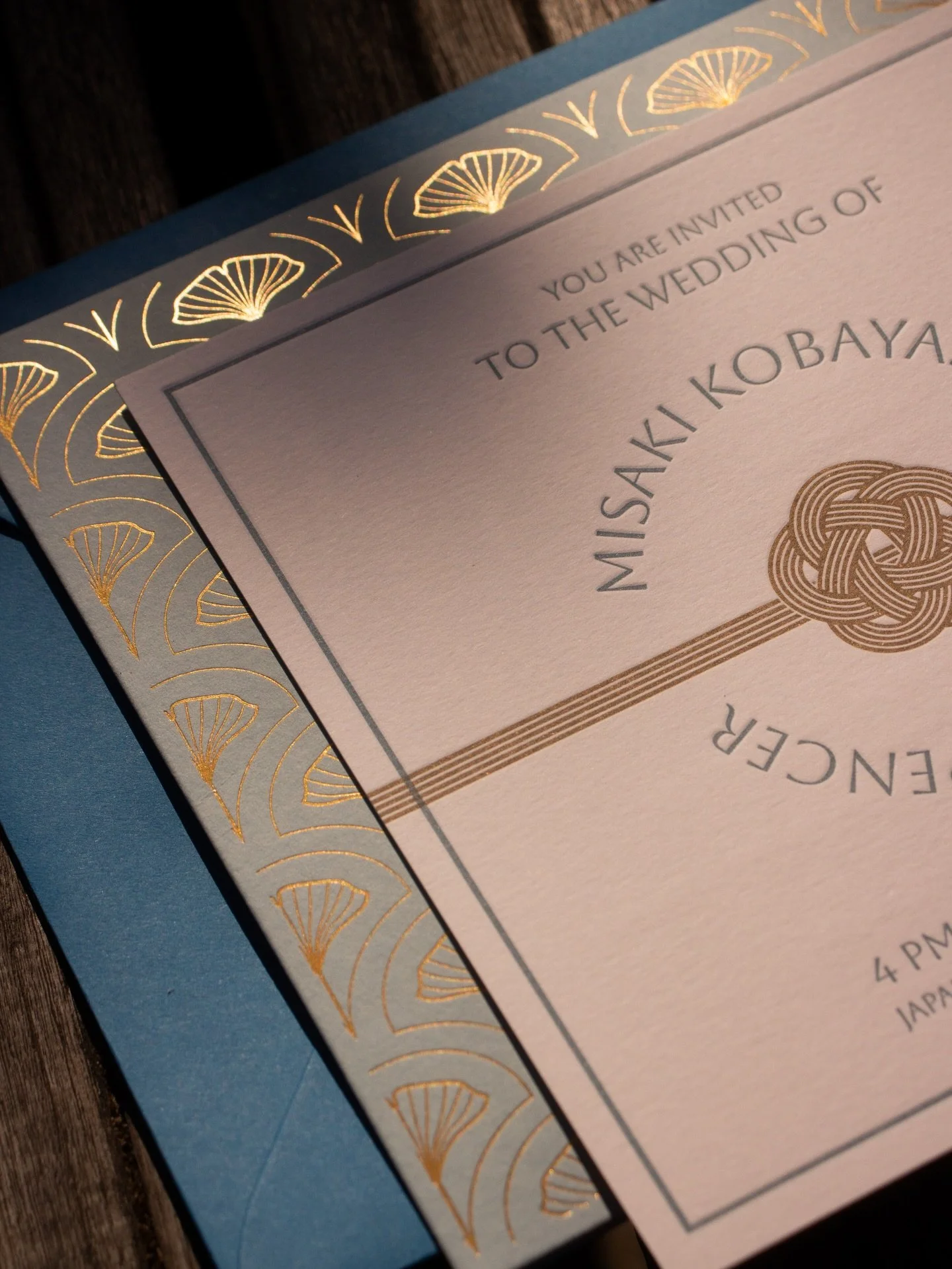 Even the slightest hint of heritage makes your wedding invitations timeless and memorable. 

[The Frame Collection]
6&rdquo; Square Invitation Suite with a Picture Frame Pocket
- Outer Frame Pocket: Gold foil 
- Main Card: Double-sided Letterpress
- 