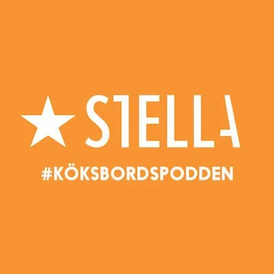Omslag till podcasten Köksbordspodden. Orange bakgrund med en vit stjärna och texten 'S1ELLA' och hashtaggen '#KÖKSBORDSPODDEN'.