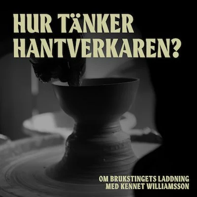Omslag till podcasten Hur tänker Hantverkaren. En svartvit bild av en hantverkare som arbetar med en keramikskål. Text på bilden: 'Hur tänker hantverkaren? Om brukstingets laddning med Kennet Williamson.'