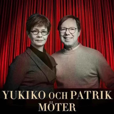 Omslag till podcasten Yukiko och Patrik möter. Två personer står framför en röd scenrölse, en kvinna och en man, båda med glasögon, och texten 'Yukiko och Patrik möter'.