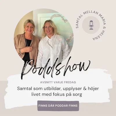Omslag för podcasten Samtal mellan Maria och Helena. Två kvinnor står bredvid varandra och ler, i ett ljus inomhusmiljö, i en presentation för podcasten 'Poddshow' som handlar om samtal, utbildning, insikter med fokus på sorg.
