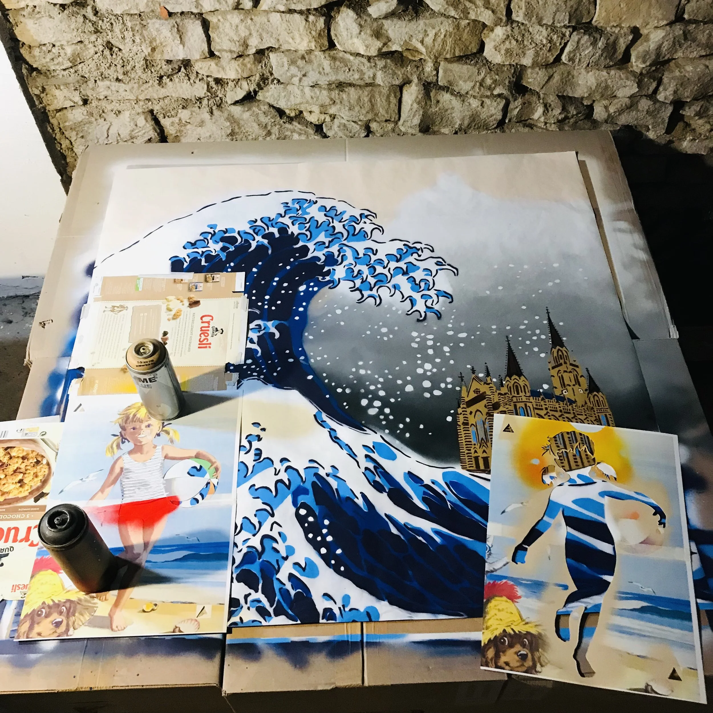 Une œuvre d'art représentant la célèbre vague de Hokusai, avec l'église de Mulhouse derrière. Réalisé avec des bombes de peinture et pochoir.