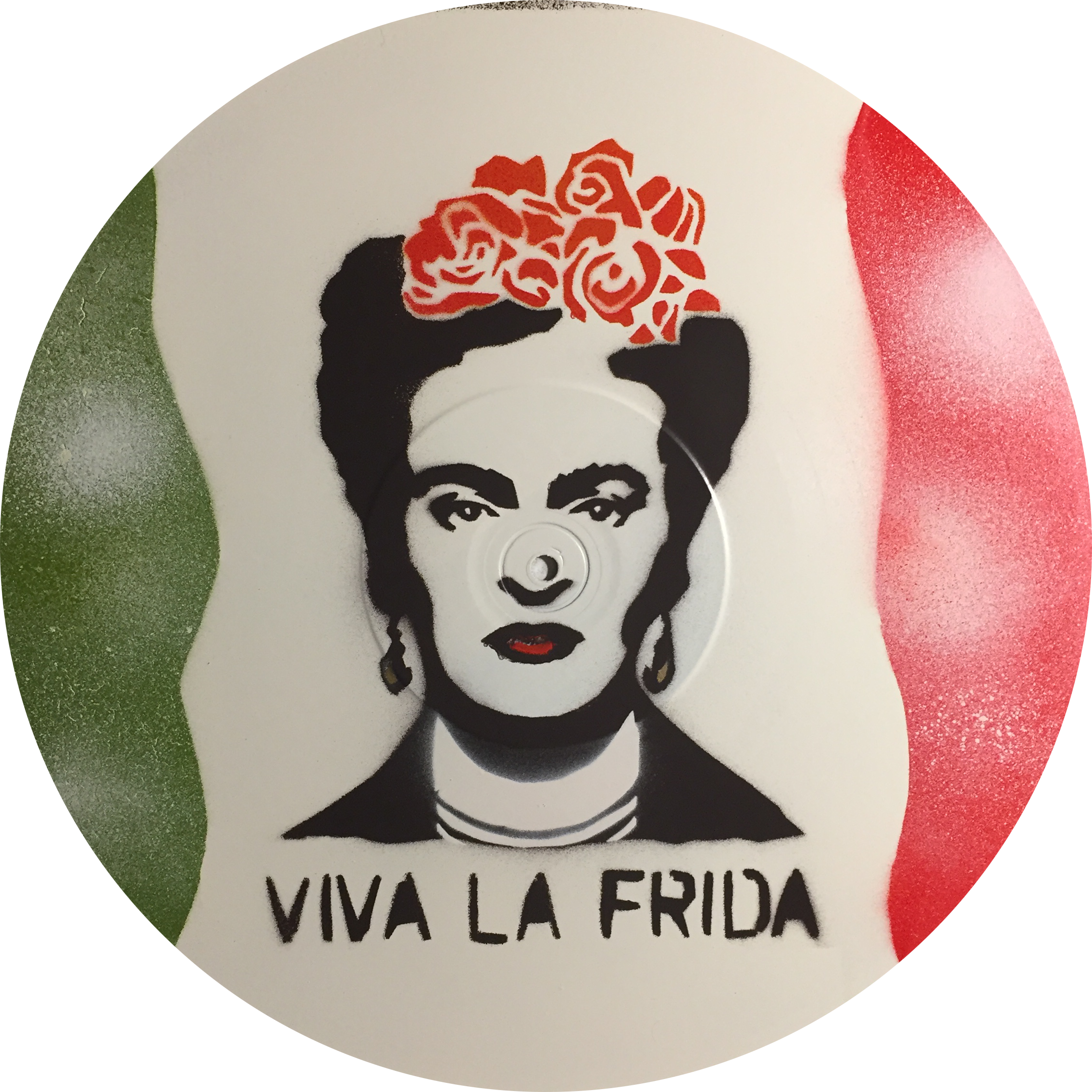 Image d'une illustration de Frida Kahlo avec un fond de drapeau mexicain, accompagnée du texte 'Viva La Frida'. Réalisé au pochoir et bombes de peinture.