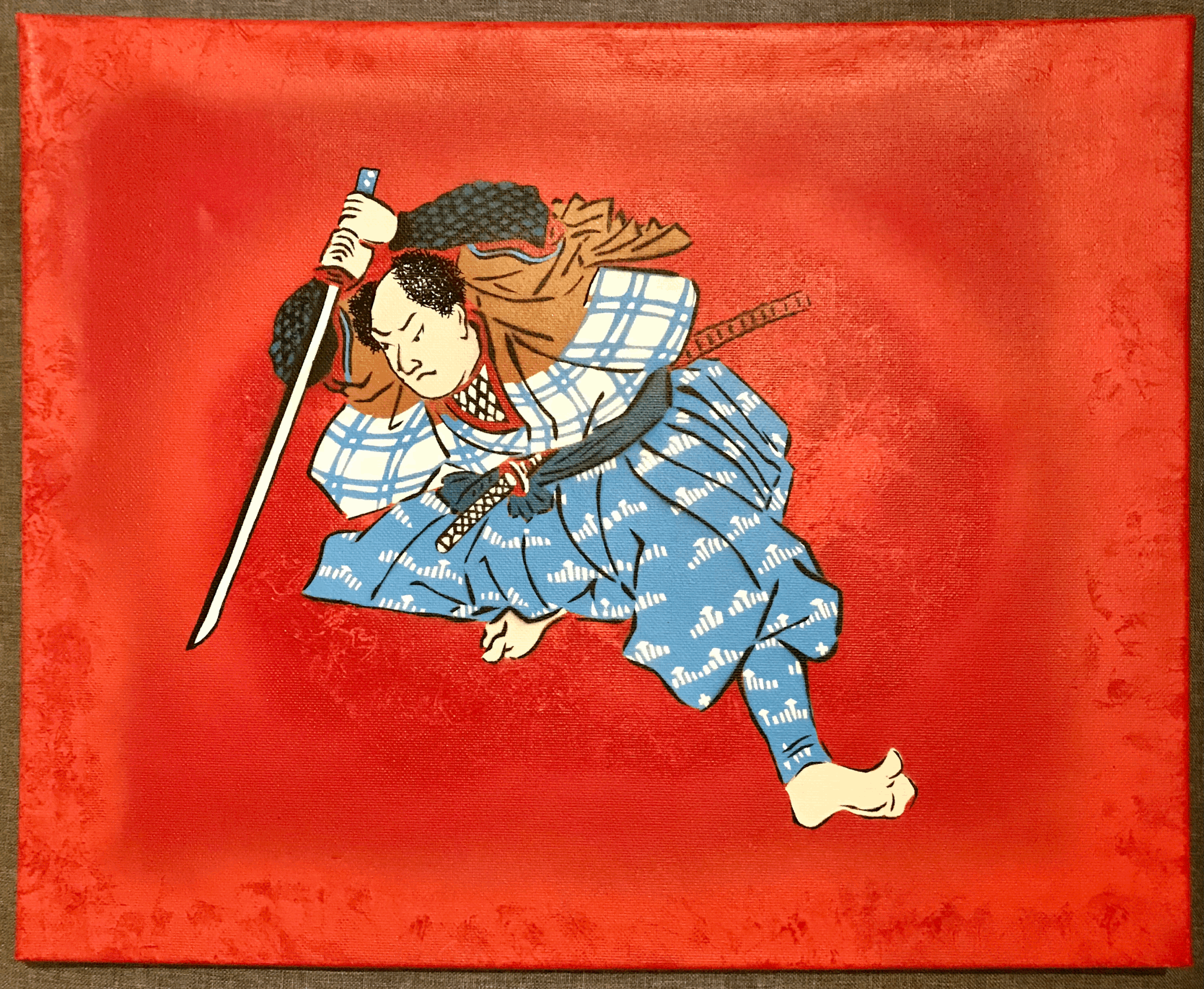 Une illustration d'un guerrier japonais traditionnel en kimono bleu, tenant un bâton et prêt à combattre, sur un fond rouge.