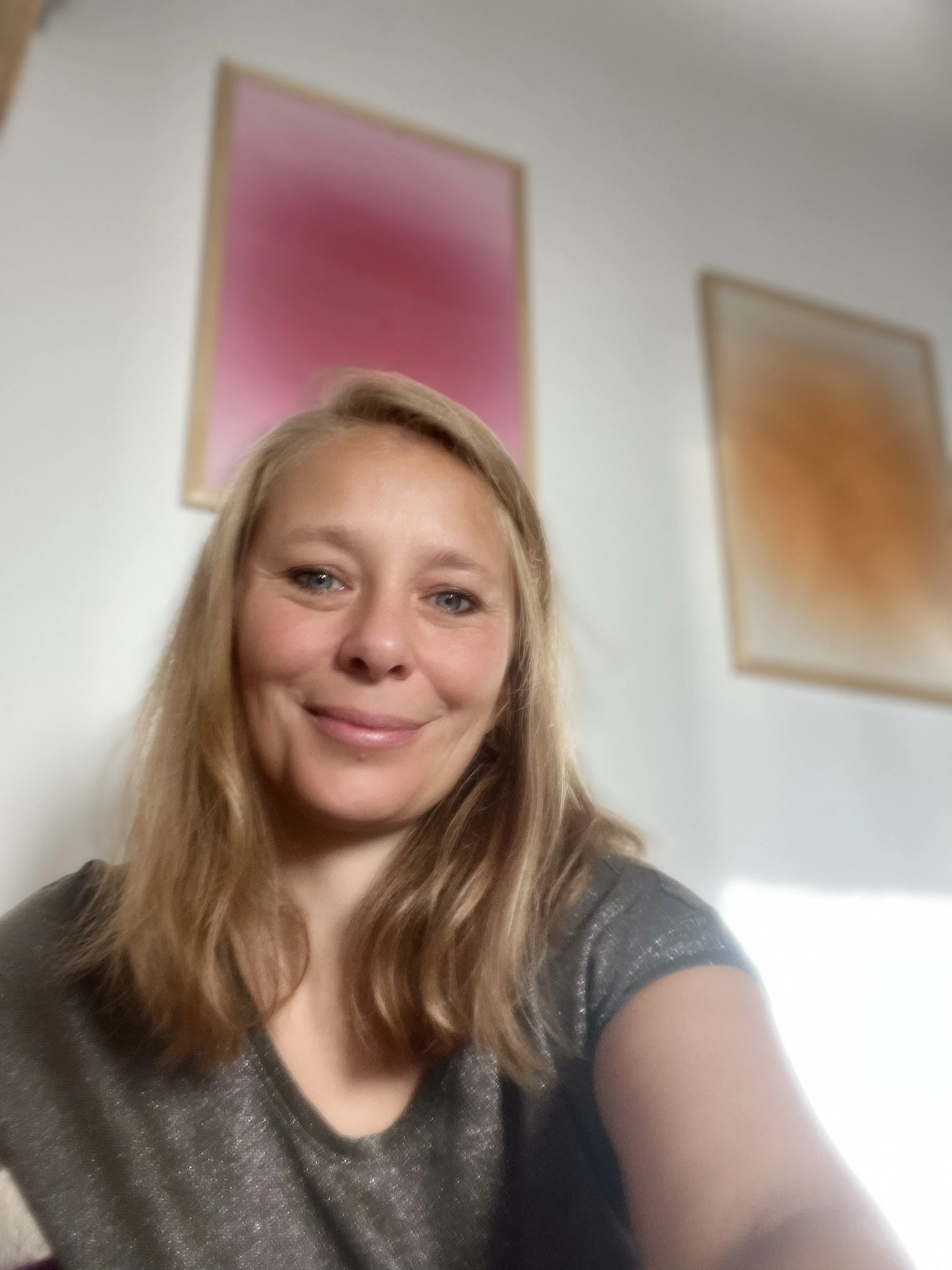 Coach de vie en développement personnel animant un atelier d’accompagnement intérieur et de transformation personnelle