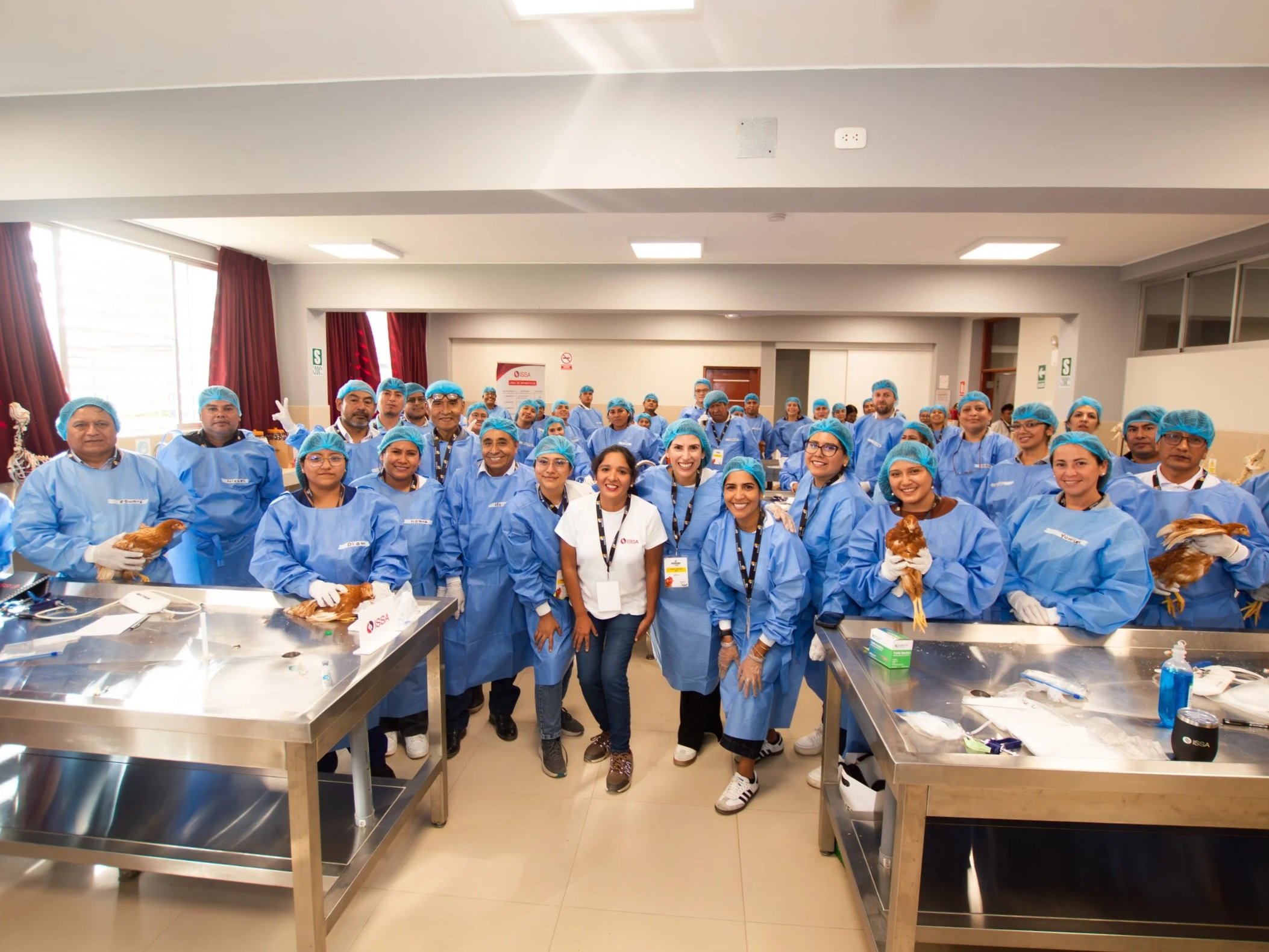 ISSA dicta conferencia y taller práctico de vacunación en Chincha