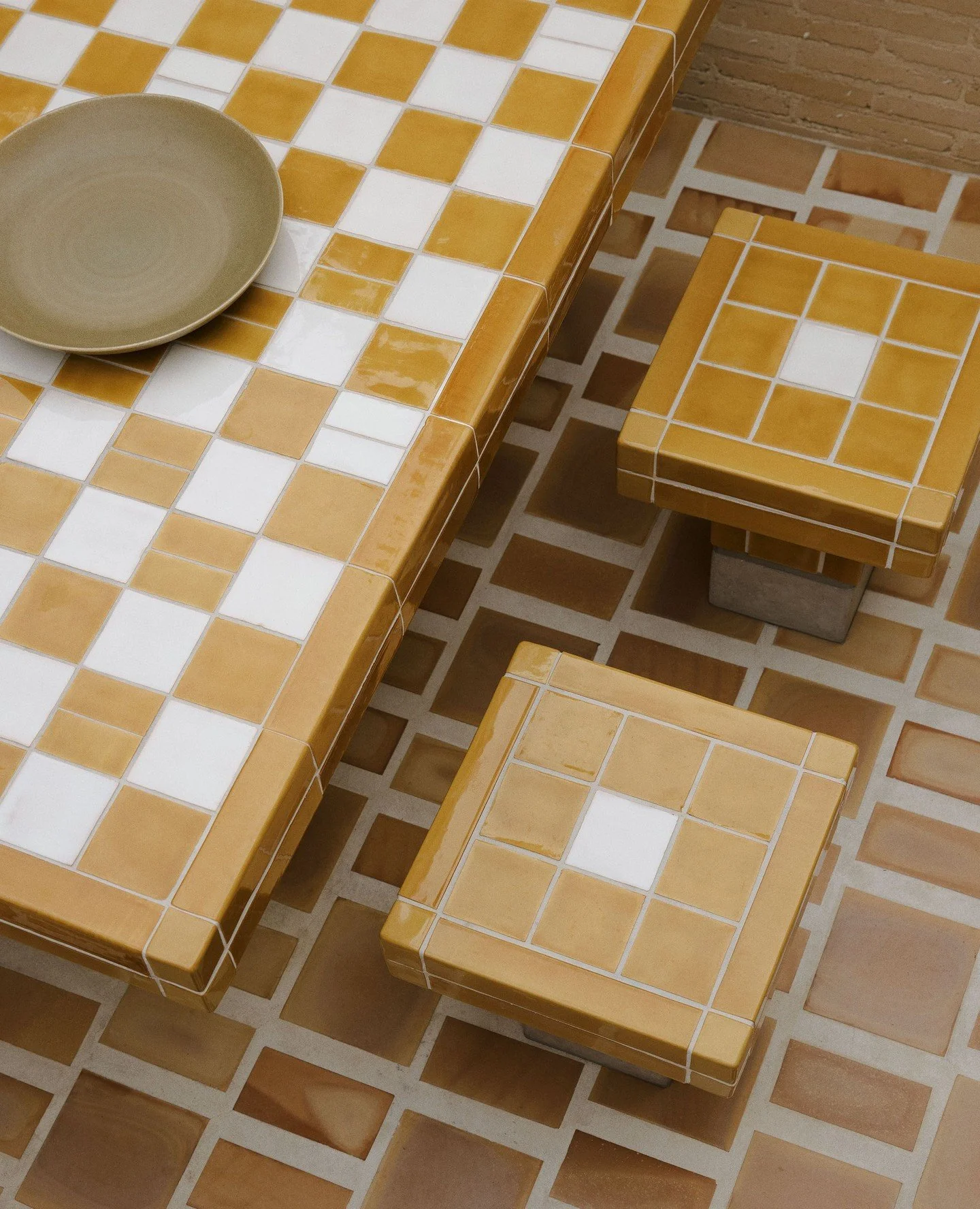 A close-up detail of the outdoor dining table at Clay House, with beautiful glazed tiles by LOHAS in Saffron Yellow and Eggshell White.⁠
⁠
.⁠
.⁠
⁠
Materials: @lohas_australia⁠
Builder: @cumberlandbuild⁠
Photo: @smartanson⁠
Styling: @designdaily⁠