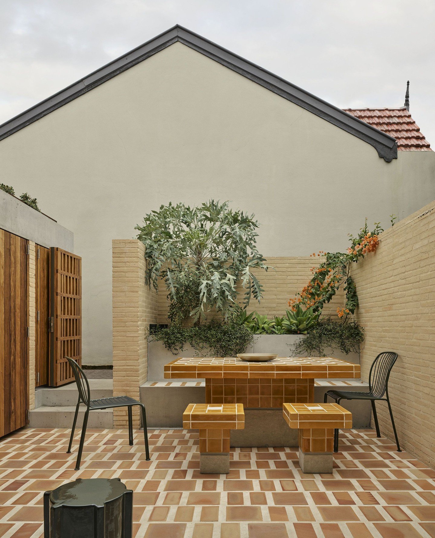 The rear courtyard at Clay House is a conceived as an extension of the architecture - an extra 'room' complete with built in furniture.⁠
⁠
.⁠
.⁠
⁠
Materials: @lohas_australia⁠
Builder: @cumberlandbuild⁠
Landscape: @dangarbarinsmith⁠
Photo: @smartanso