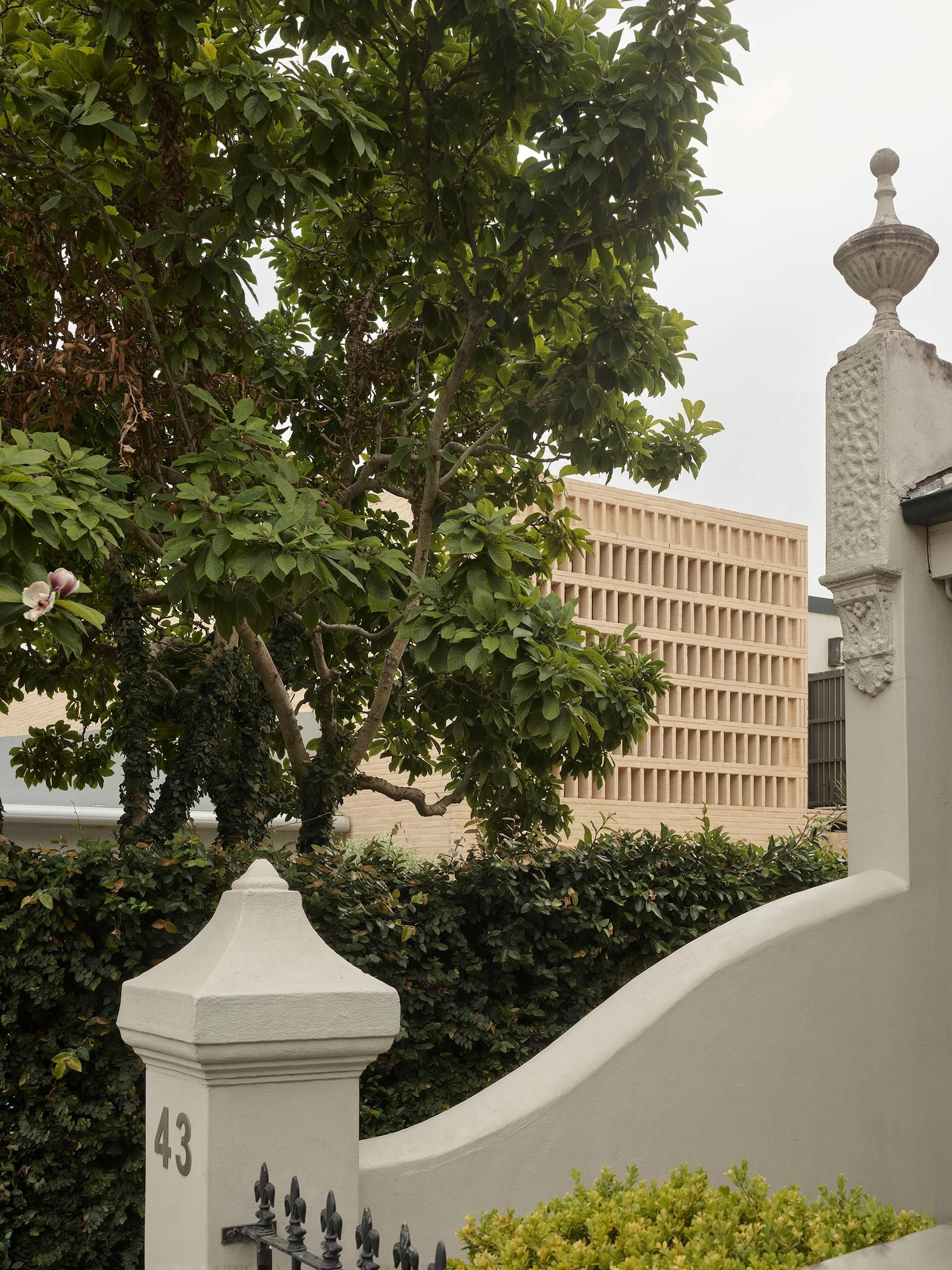 One of our favourite views of Clay House - as glimpsed from the side street and rear lane. While different to the heritage terraces nearby, they share a commitment to craftsmanship and quality materials.

Photo: @smartanson