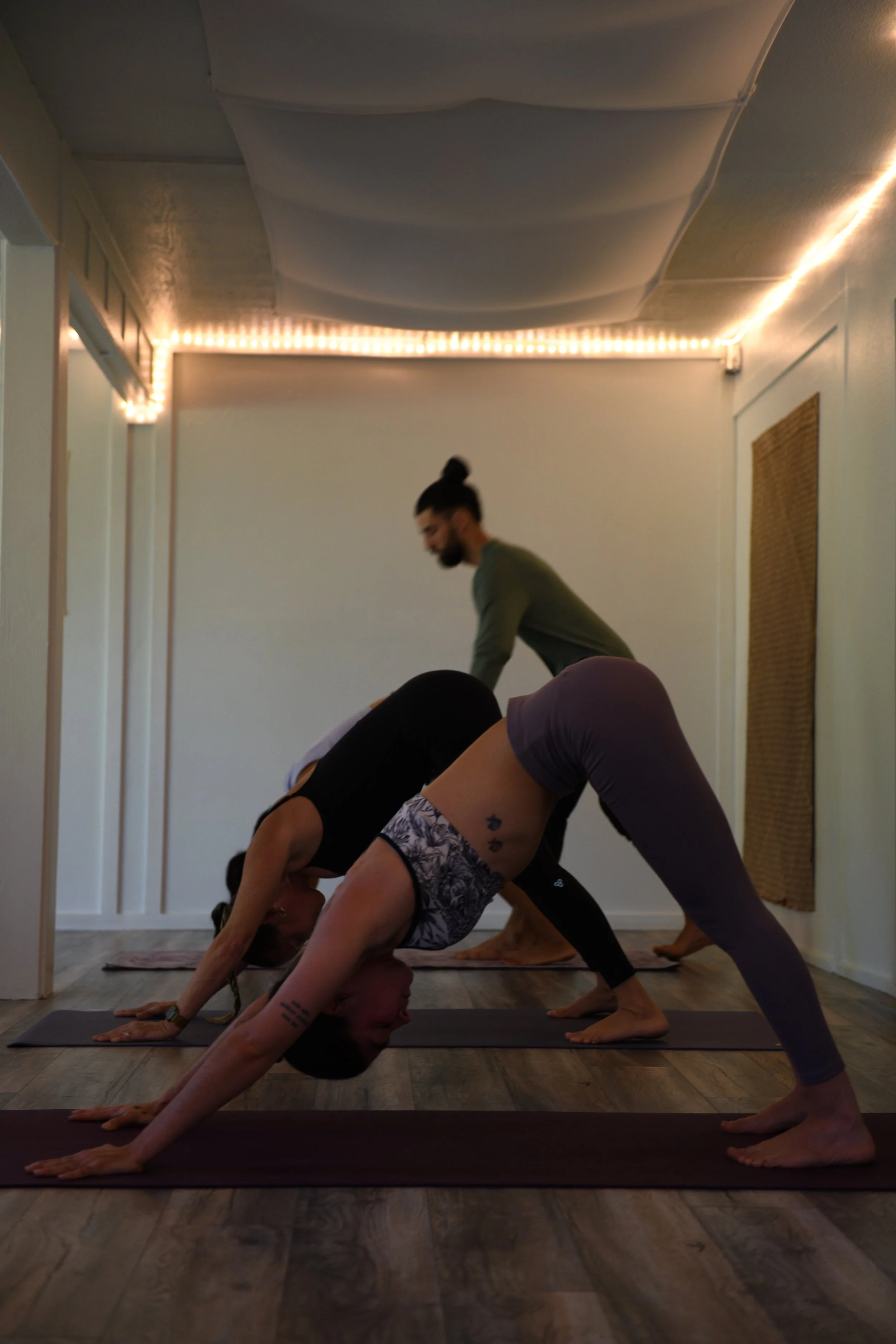 Caio assisting his students in Mysore