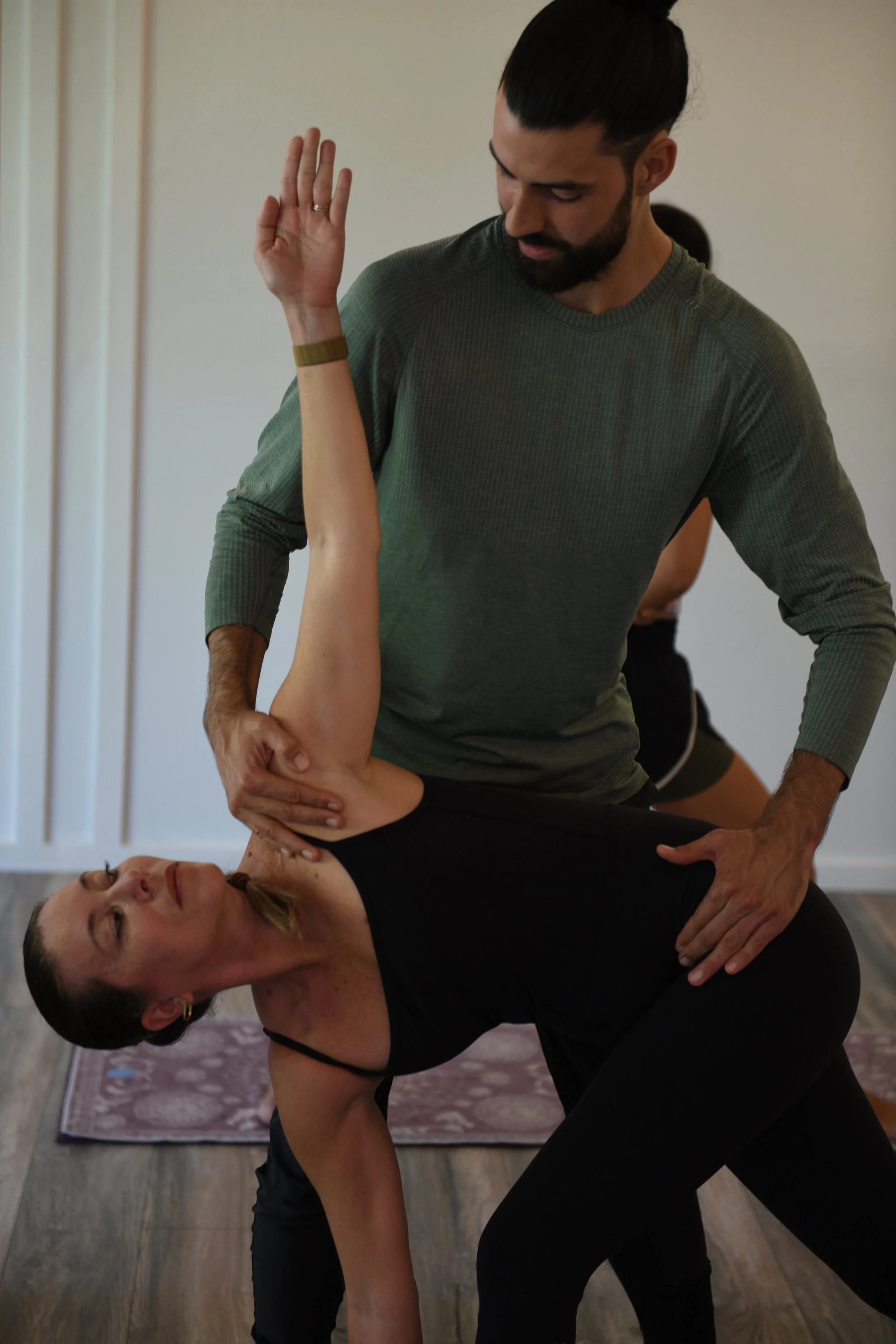 Caio Amaral assisting his student Clarissa Diaz during Mysore in Maui Hawaii 