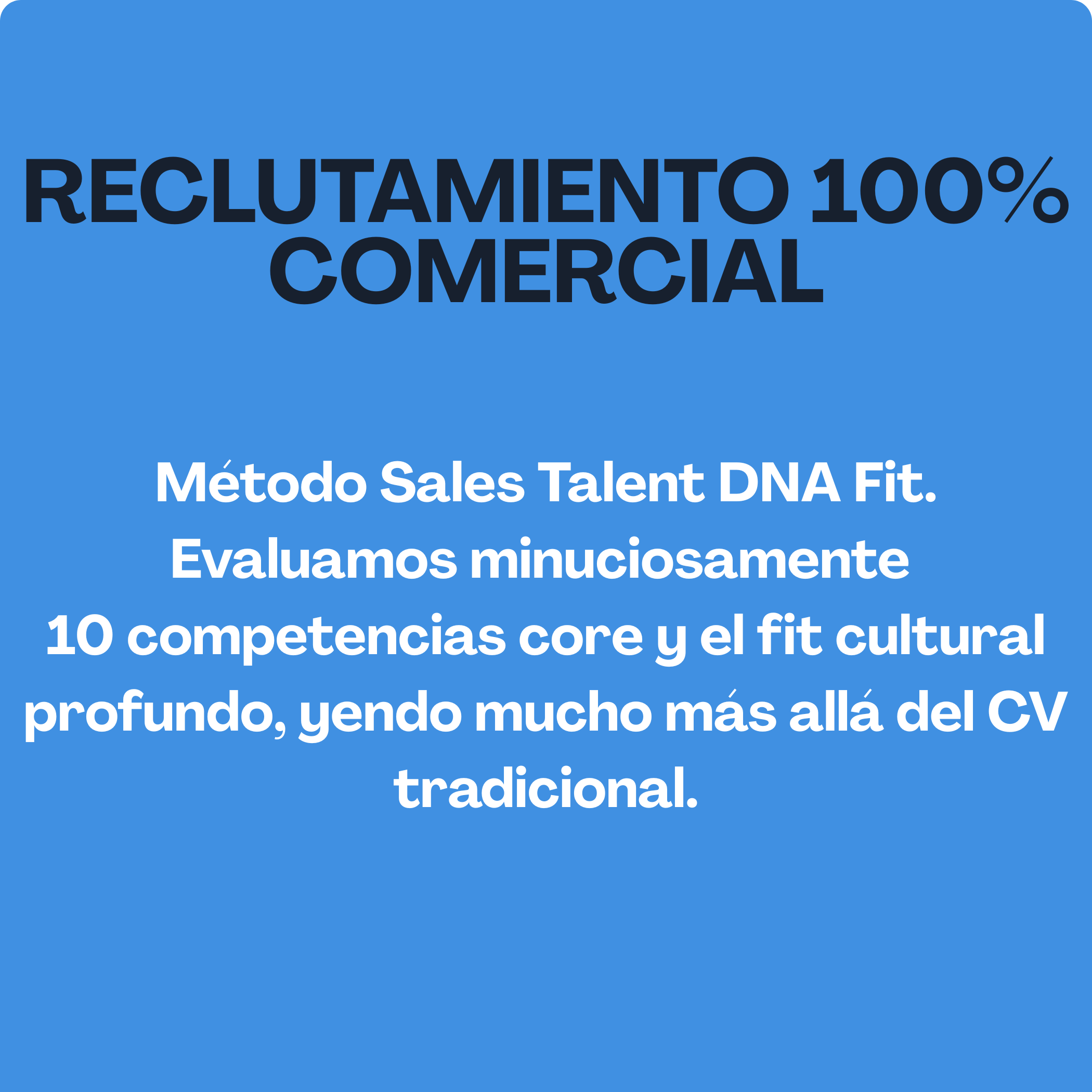 Un cartel azul con letras negras que dice en español: "Reclutamiento 100% comercial. Método Sales Talent DNA Fit. Evaluamos minuciosamente 10 competencias core y el fit cultural profundo, viendo mucho más allá del CV y la experiencia tradicional."