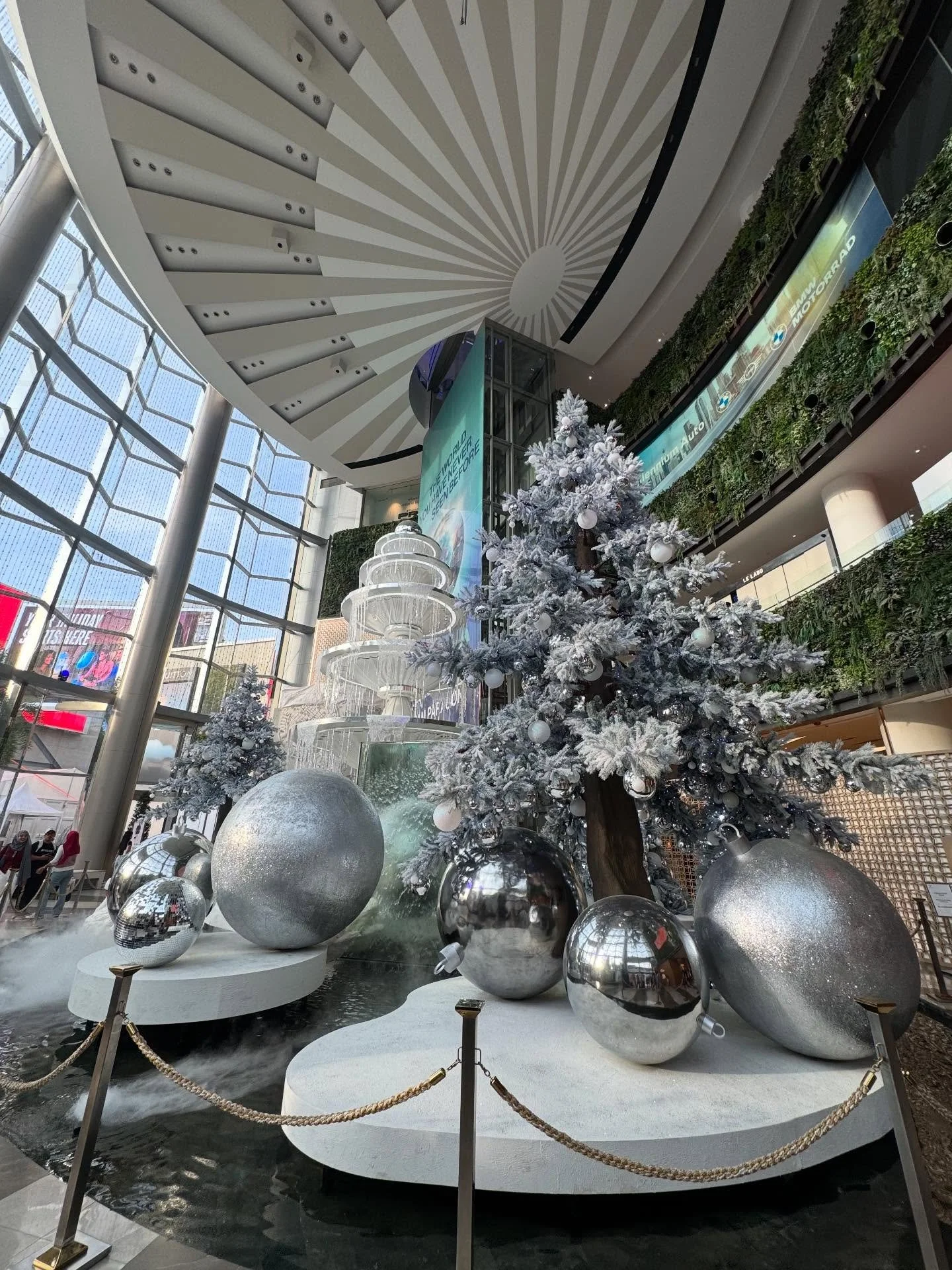 ✨ Bangkok is officially in holiday mode.
Our clinic is right across from Paragon, the whole city feels like it&rsquo;s sparkling into the New Year. ❄️🎄✨ #BangkokWinter #BangkokFestiveSeason #HolidayInBangkok #BangkokNewYear #festivevibes