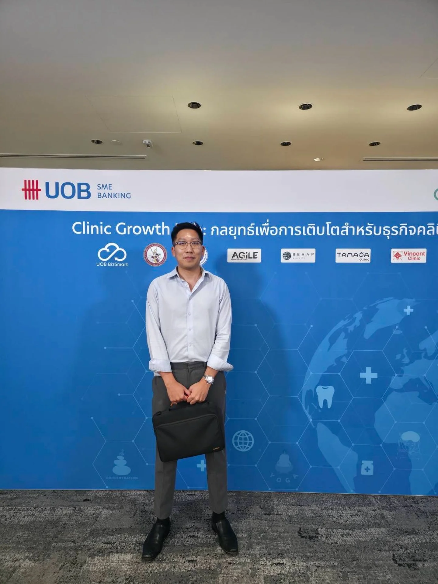 CHADA Clinic รู้สึกเป็นเกียรติอย่างยิ่งที่ คุณเผ่าภูมิ เข้าร่วมสัมมนา UOB Clinic Growth Lab
เวทีสำคัญสำหรับการแลกเปลี่ยนมุมมอง แนวคิด และกลยุทธ์ด้านการเติบโตของธุรกิจคลินิกในอนาคต

การได้ร่วมพูดคุยกับผู้นำความคิดและผู้มีบทบาทสำคัญในแวดวงธุรกิจและการพ
