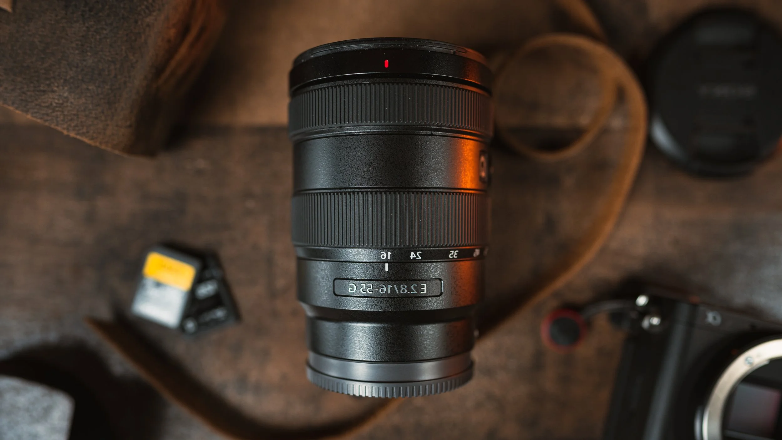 16-55 F2.8 G Flat Lay (1 of 3).jpg