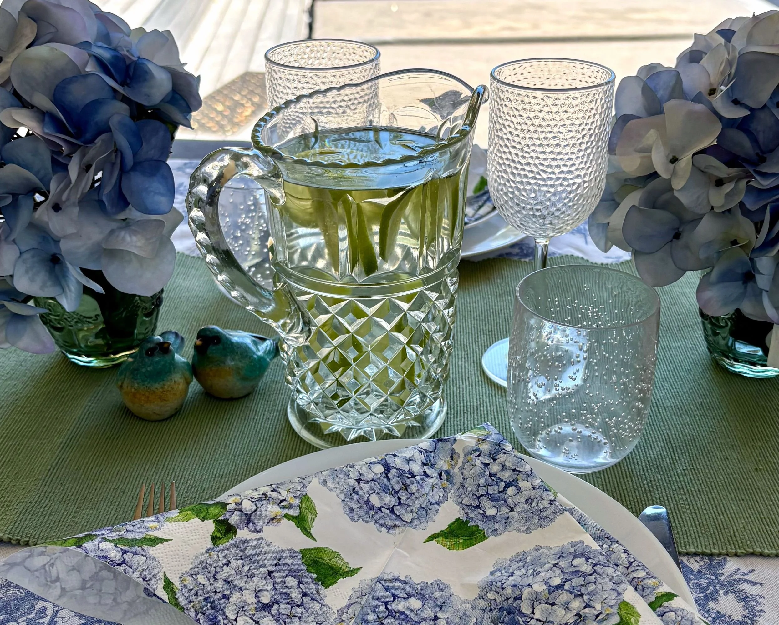 How to Create a Fresh, Hydrangea‑Inspired Tablescape in Blue and Green